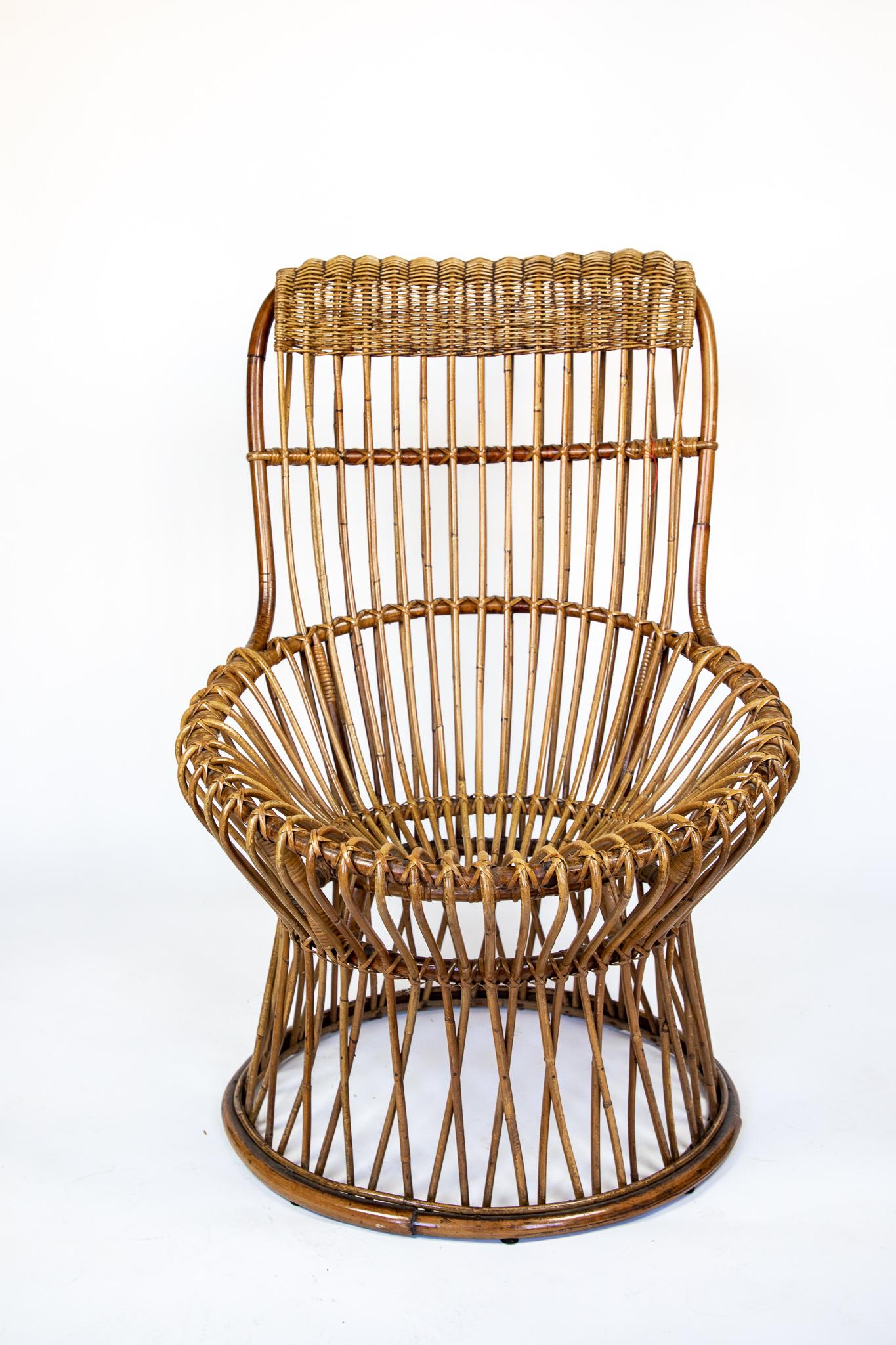 Mid Century Modern Lounge Chair in Rattan wicker, Italy 1950s.

Beautiful Italian mid-century rattan chair designed in the 1950s. This lounge chair was created to „suspend“ things and people. It offers a comfortable seating option to dream and rest.
