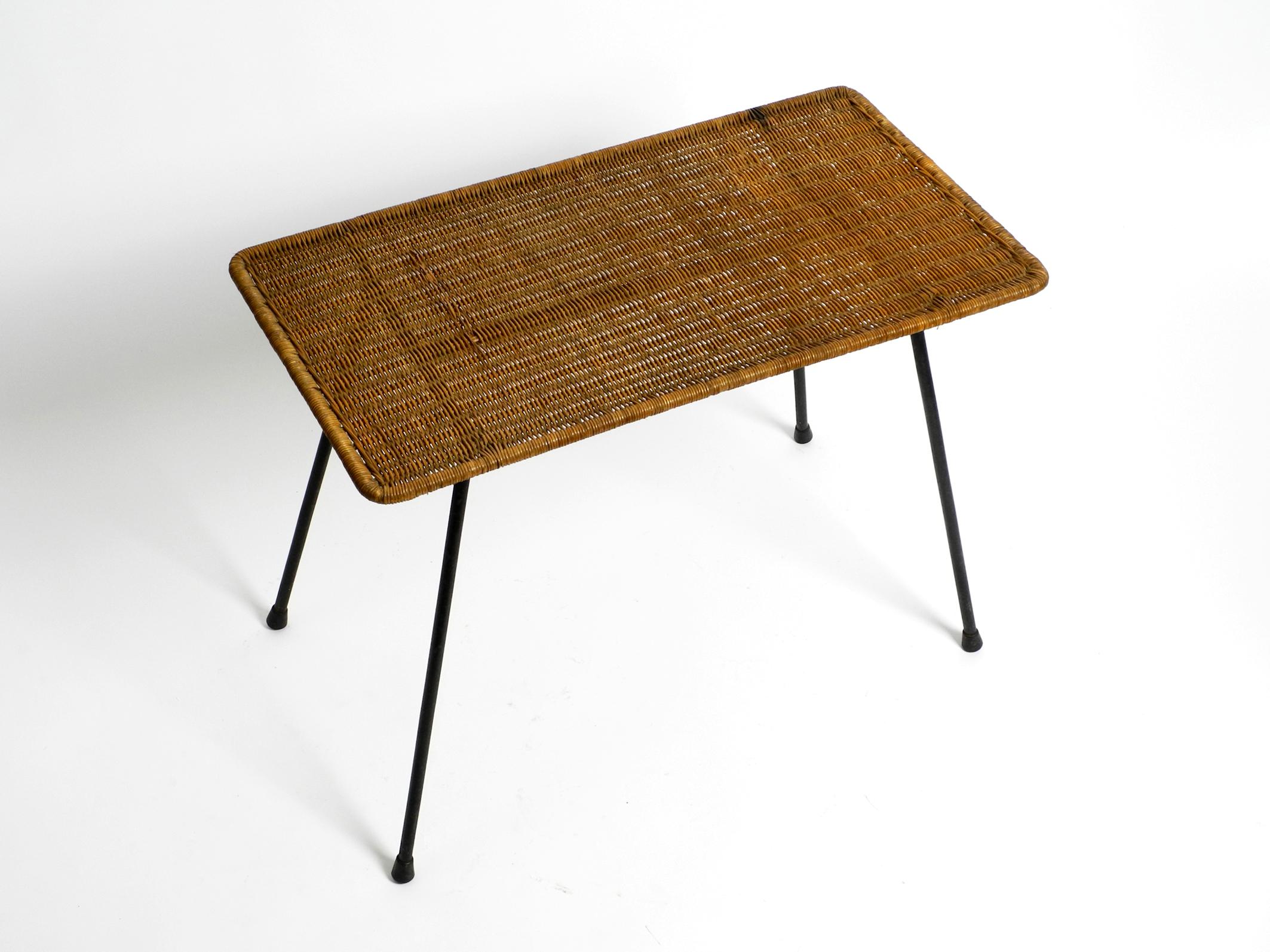Italian Mid-Century Modern Rattan Side or Coffee Table with a Heavy Iron Frame In Good Condition For Sale In München, DE