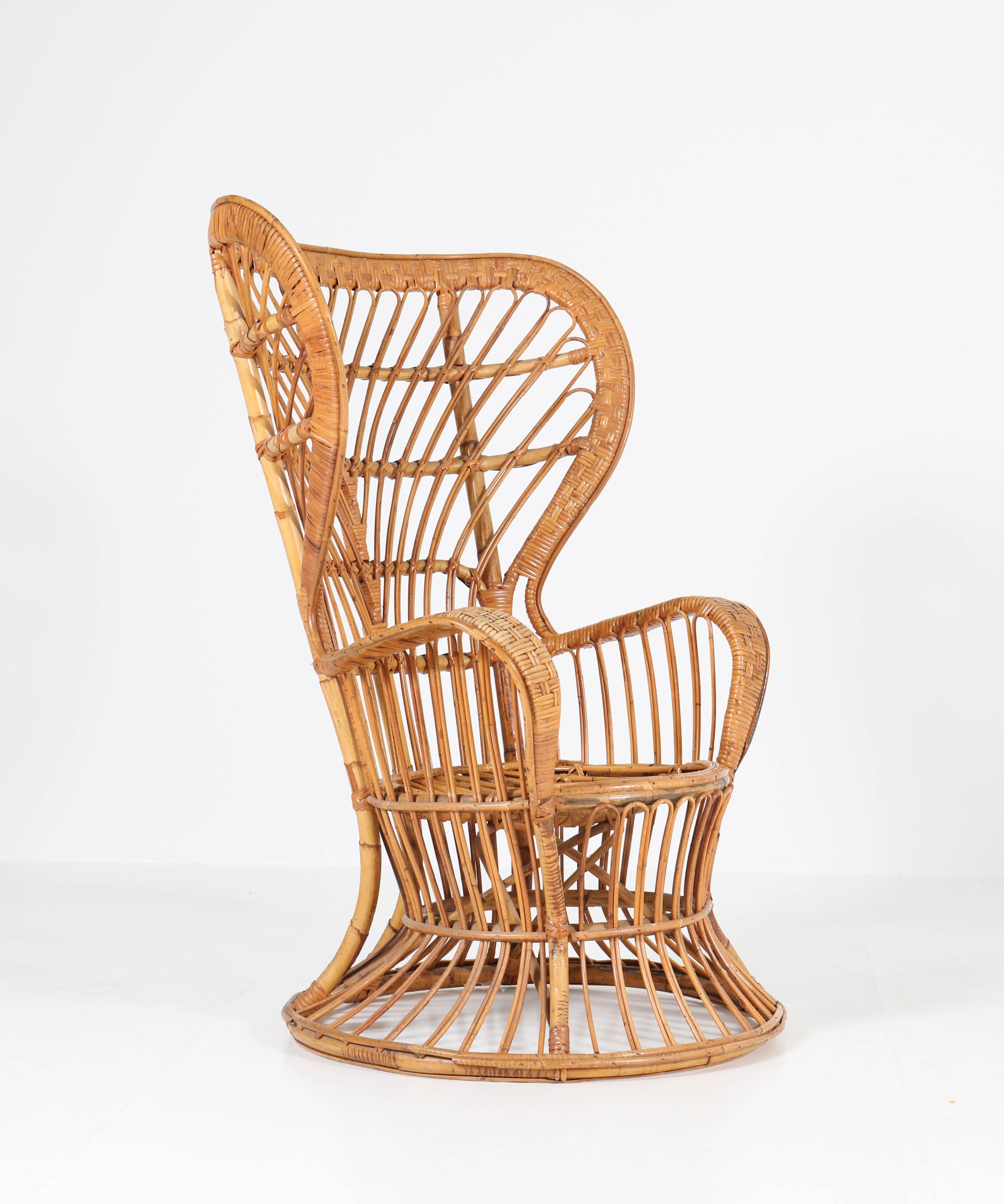 Italienischer Mid-Century Modern-Rattan-Ohrensessel von Lio Carminati für Bonacina (Moderne der Mitte des Jahrhunderts)