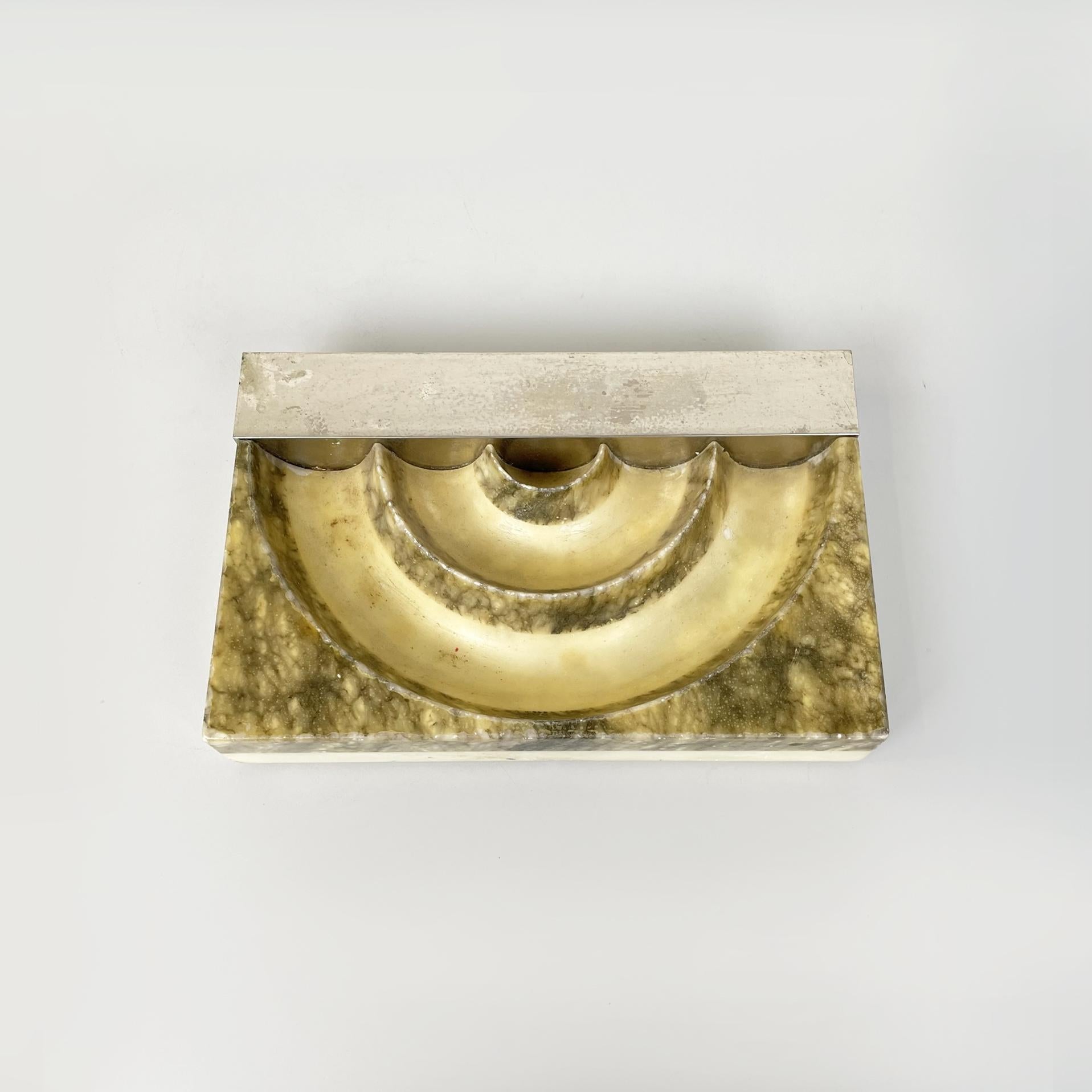 Italian Mid-Century Modern Rectangular ashtray in marble and steel, 1960s
Rectangular base ashtray in marble and steel. On the front it has three grooves in the shape of a semicircle, where it is possible to extinguish the cigarette. On the back it