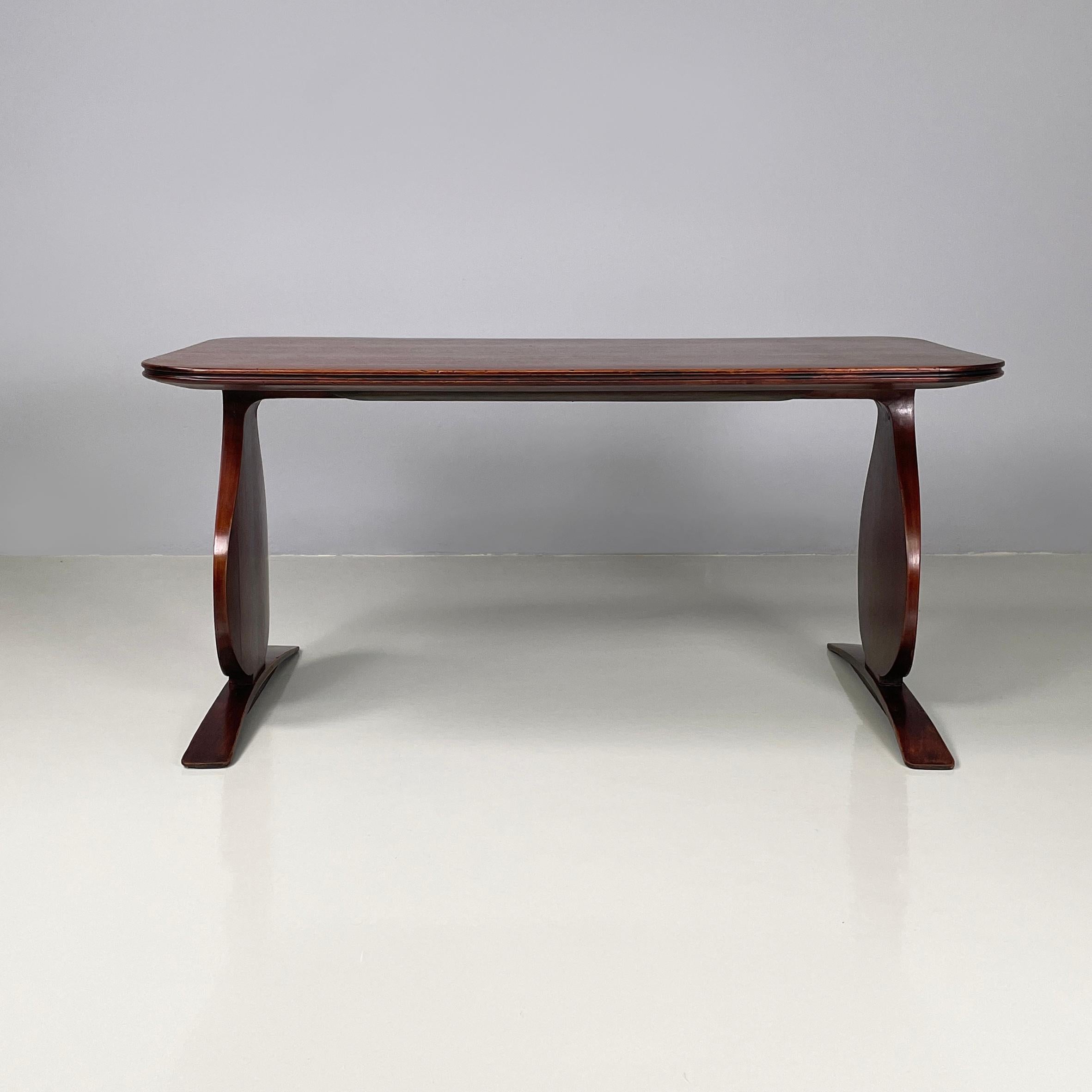 Italian mid-century modern rectangular coffee table in wood, 1950s
Coffee table with rectangular top with rounded corners, entirely in dark wood. The profile of the top is finished with a decorative groove. The two legs are shaped, while the feet