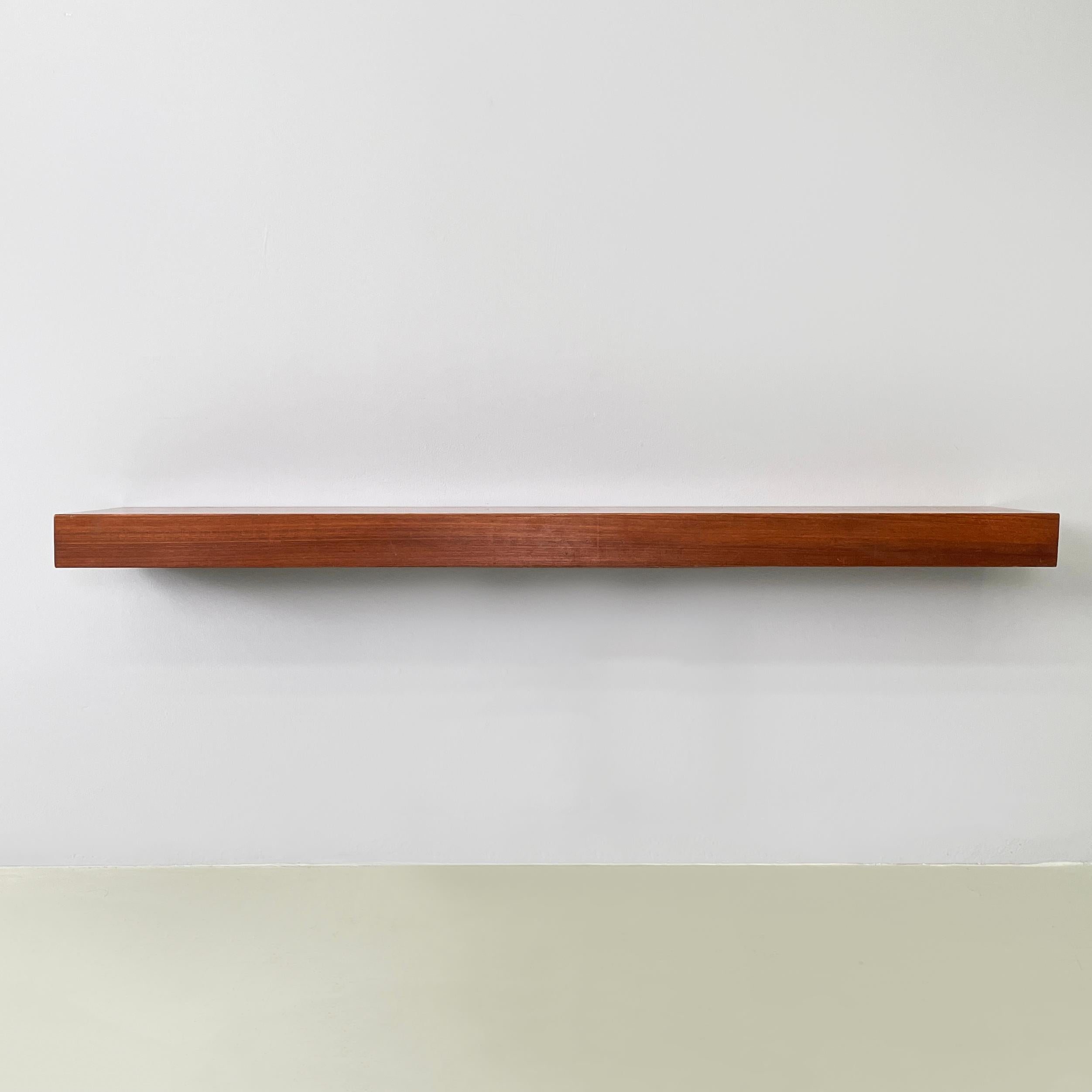 Italian mid-century modern Rectangular console in wood, 1960s
Console with rectangular base, entirely in wood. The bottom of the shelf is not finish. This console is perfect for placing in an entryway or hallway with a mirror above, as shown in the