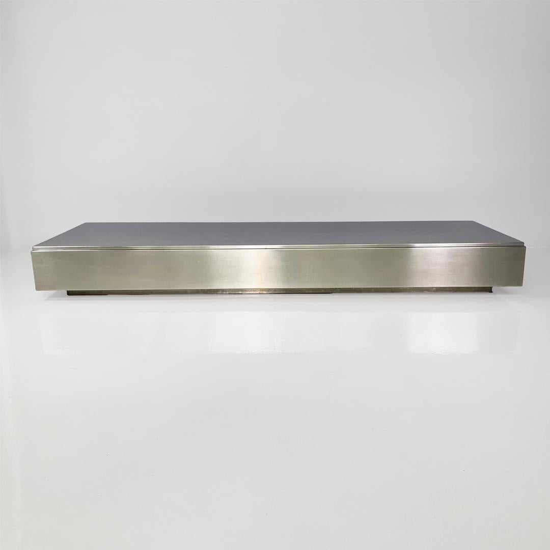 Italian mid-century modern rectangular metal coffee table, 1970s
Rectangular coffee table made entirely of steel. The metal base is narrower. The corners are rounded.
It can also be used as a display stand.
1970s
Good condition, with scratches and