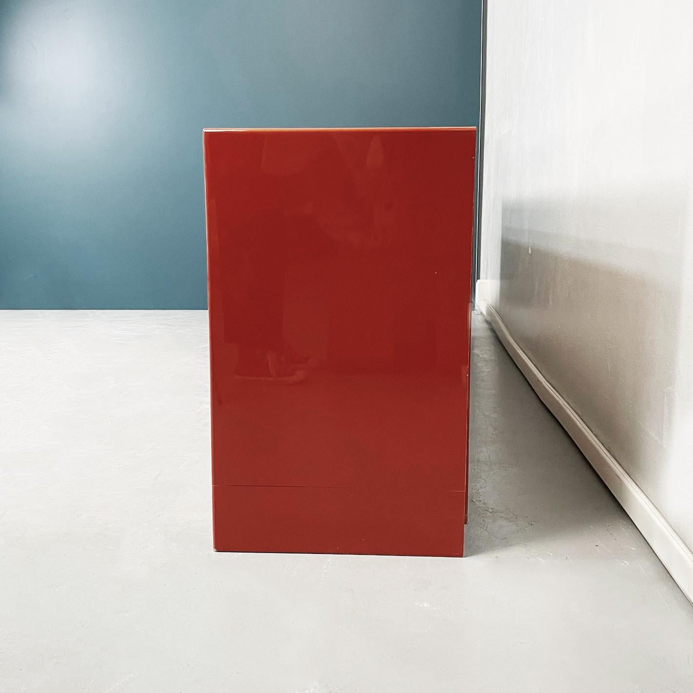 Italienisches rechteckiges Sideboard aus rot lackiertem Massivholz, Mid-Century Modern, 1980er Jahre im Zustand „Gut“ im Angebot in MIlano, IT