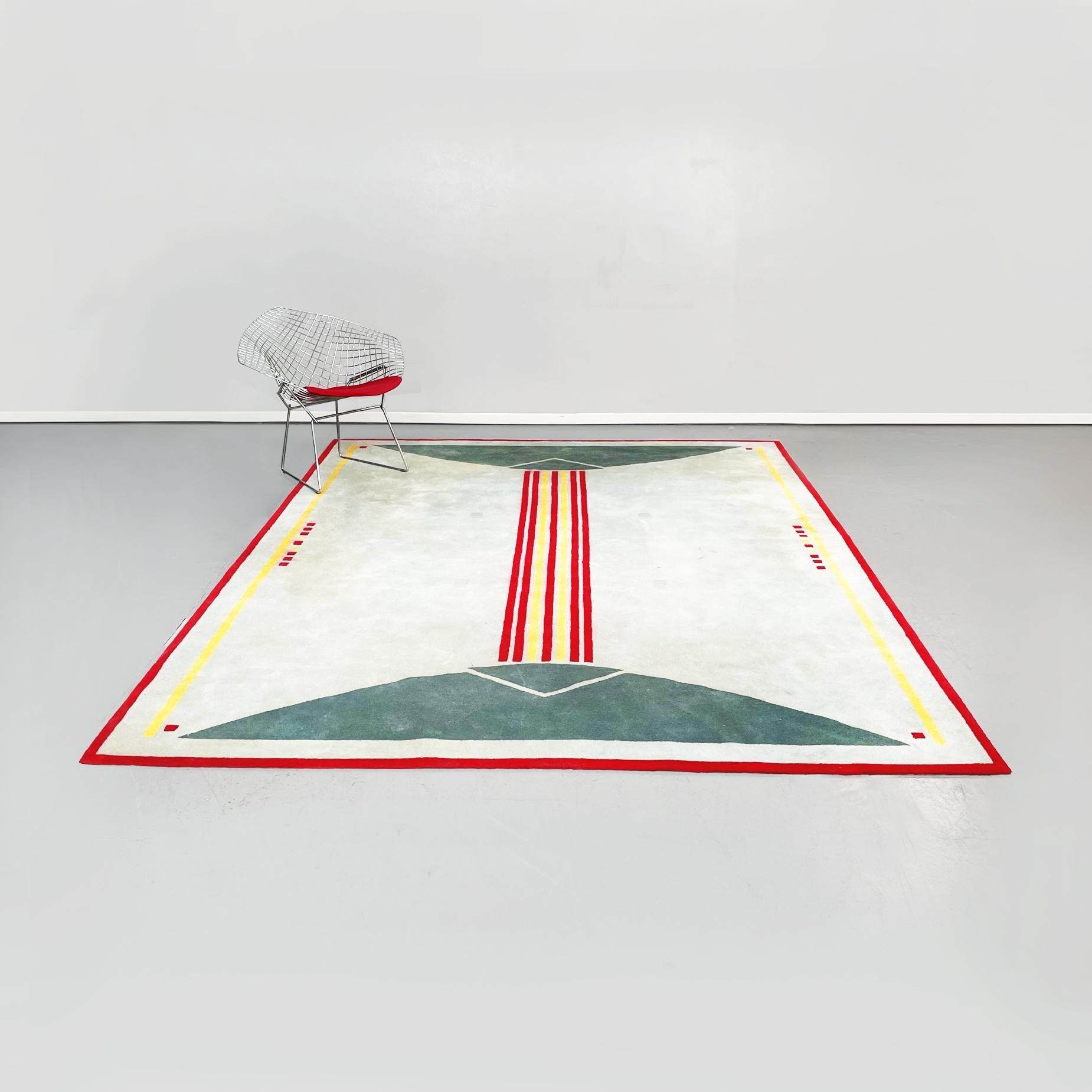 Italienischer rechteckiger Kurzflorteppich der Jahrhundertmitte in Gelb, Grün und Rot, 1980er Jahre
Rechteckiger kurzfloriger Teppich. Der Teppich hat hauptsächlich hellblaue und dunkelgrüne Farben, mit einigen Andeutungen von Gelb und Rot. In der
