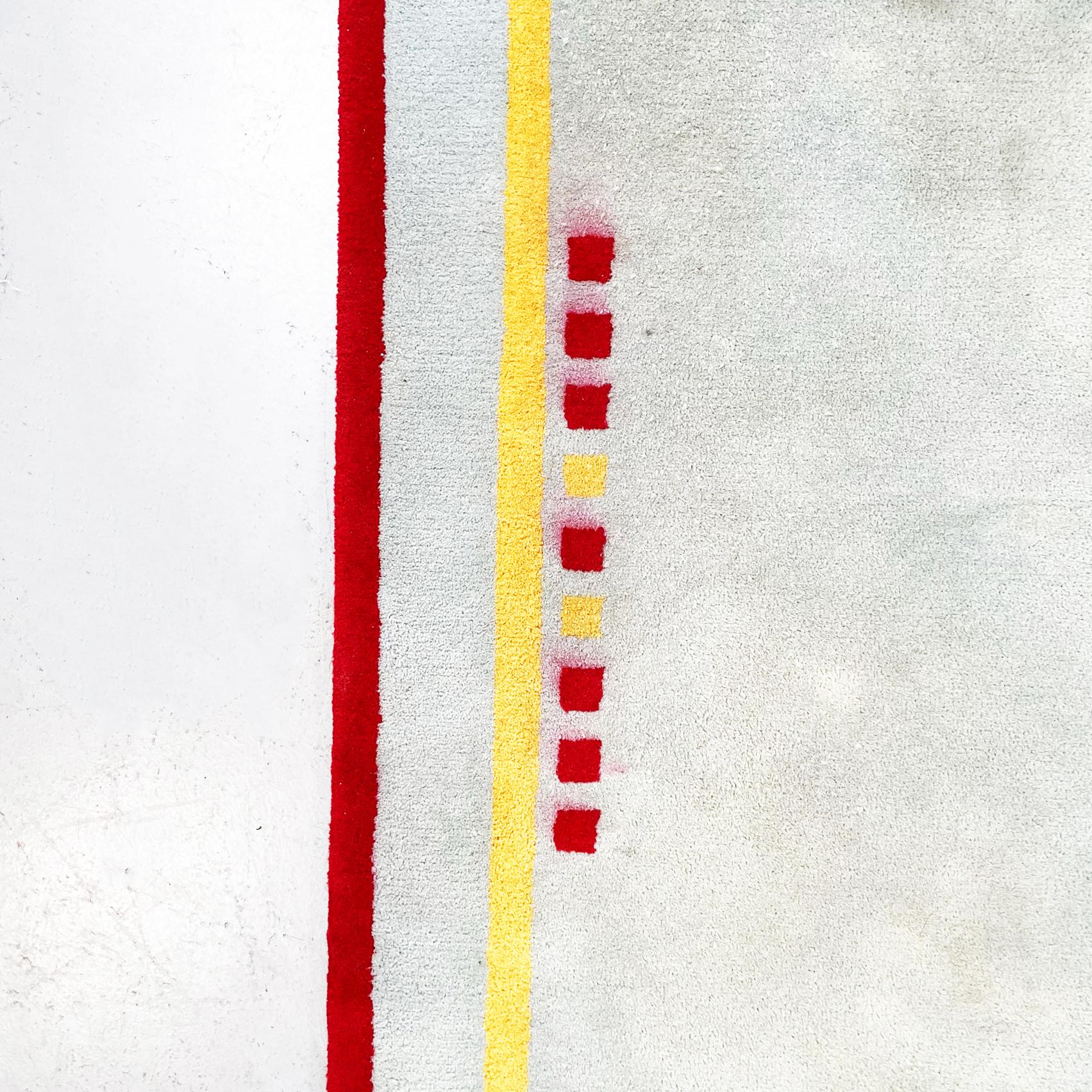 Italienischer rechteckiger italienischer Kurzflorteppich aus der Mitte des Jahrhunderts in Gelb, Grün und Rot, 1980er Jahre im Angebot 1