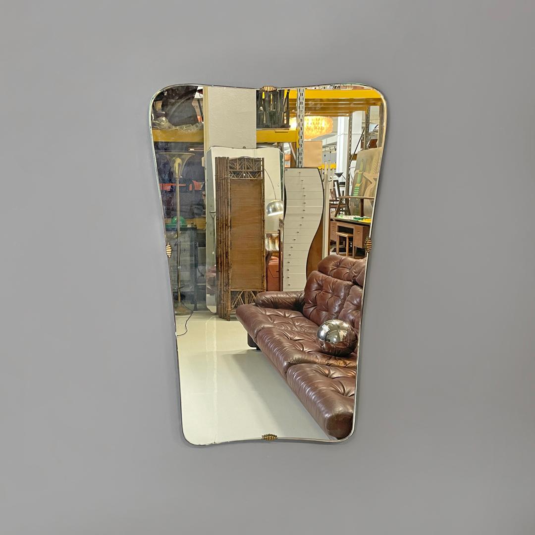 Miroir mural rectangulaire à coins arrondis, italien et moderne du milieu du siècle dernier, années 1950.
Miroir mural rectangulaire. Les angles sont arrondis, la structure en bois se rétrécit dans la partie inférieure et les profils sont peints en