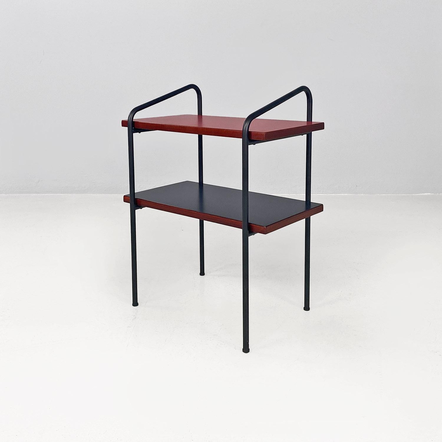 Tavolo italiano mid century modern rosso nero laminato metallo legno a doppio ripiano 1960 In condizioni buone in vendita a MIlano, IT