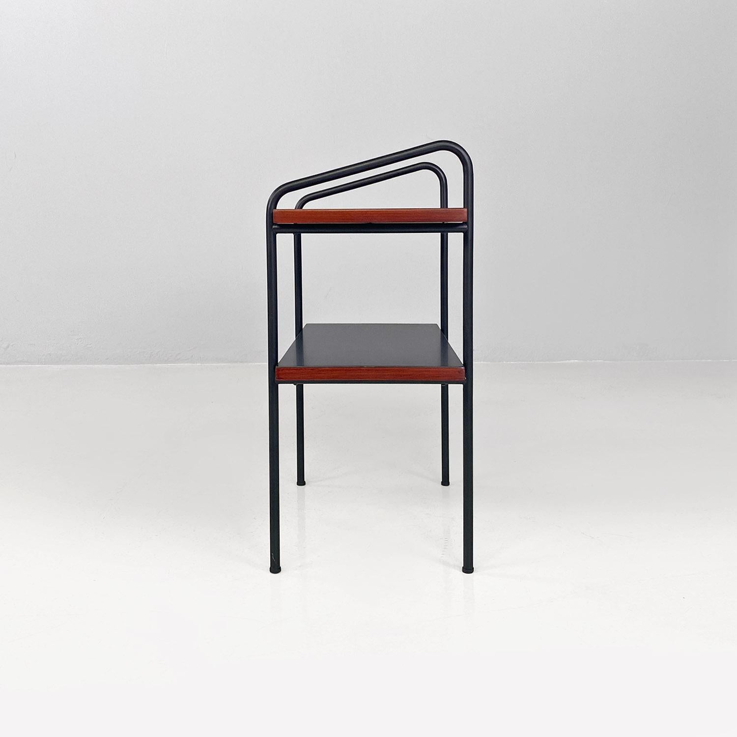 Metà XX secolo Tavolo italiano mid century modern rosso nero laminato metallo legno a doppio ripiano 1960 in vendita