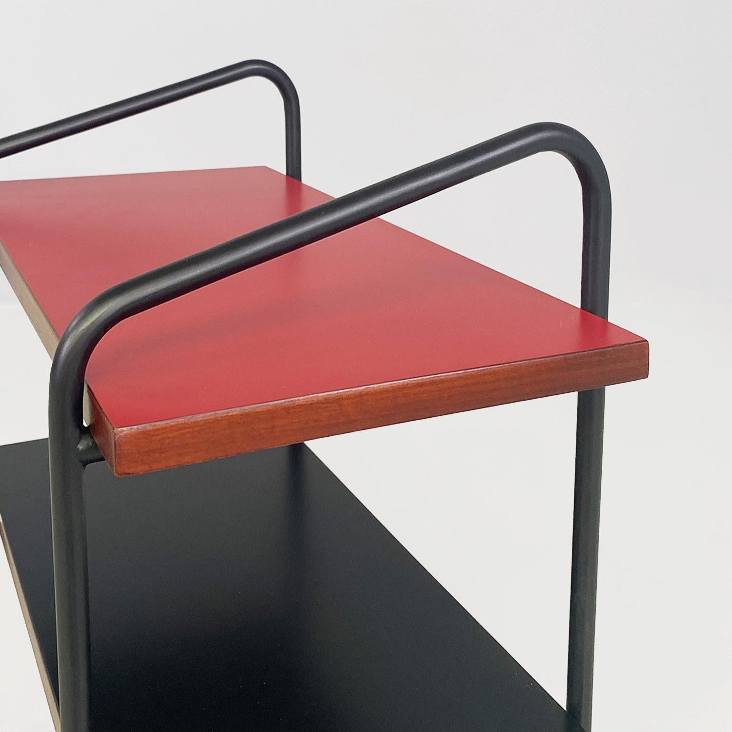 Tavolo italiano mid century modern rosso nero laminato metallo legno a doppio ripiano 1960 in vendita 2