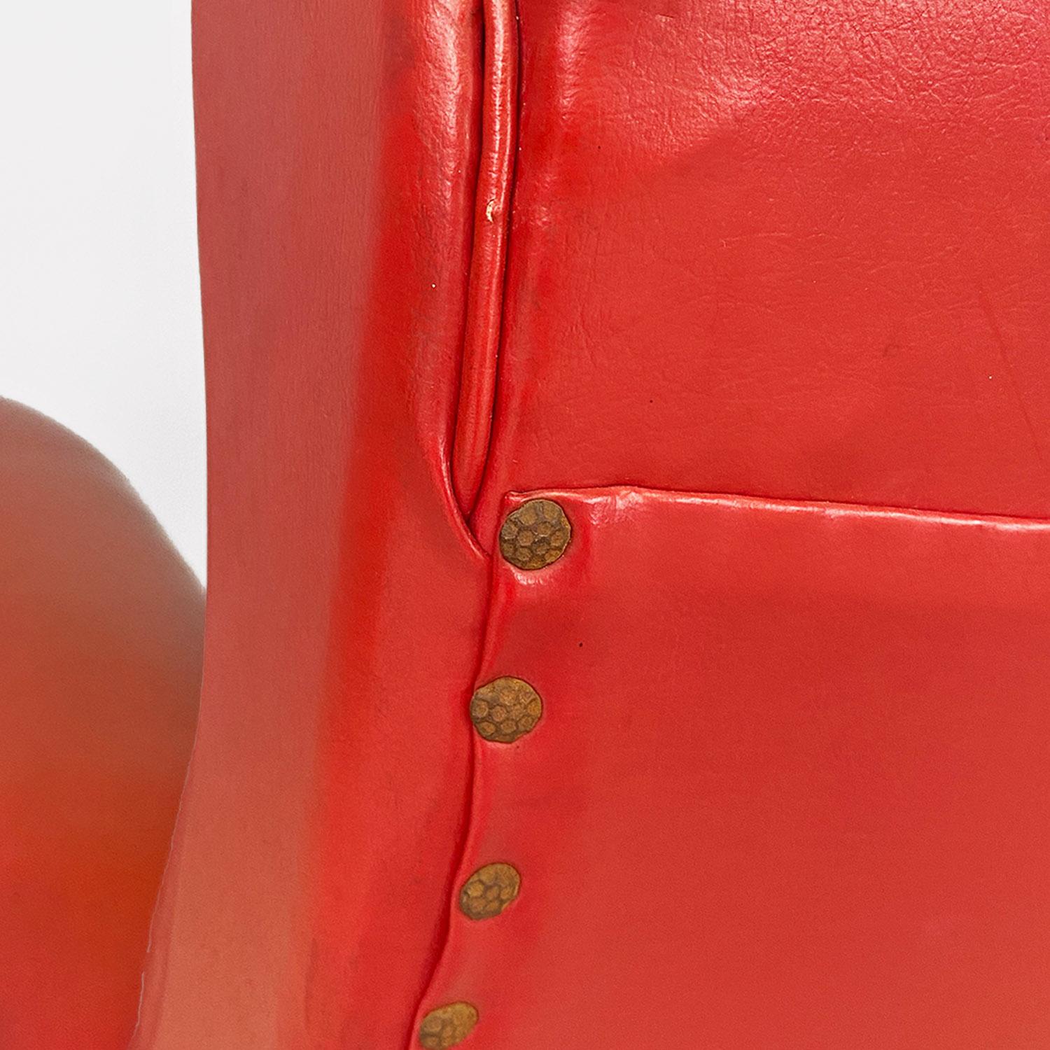 Sillones italianos modernos de mediados de siglo de cuero rojo y madera con reposabrazos, años 40 en venta 3