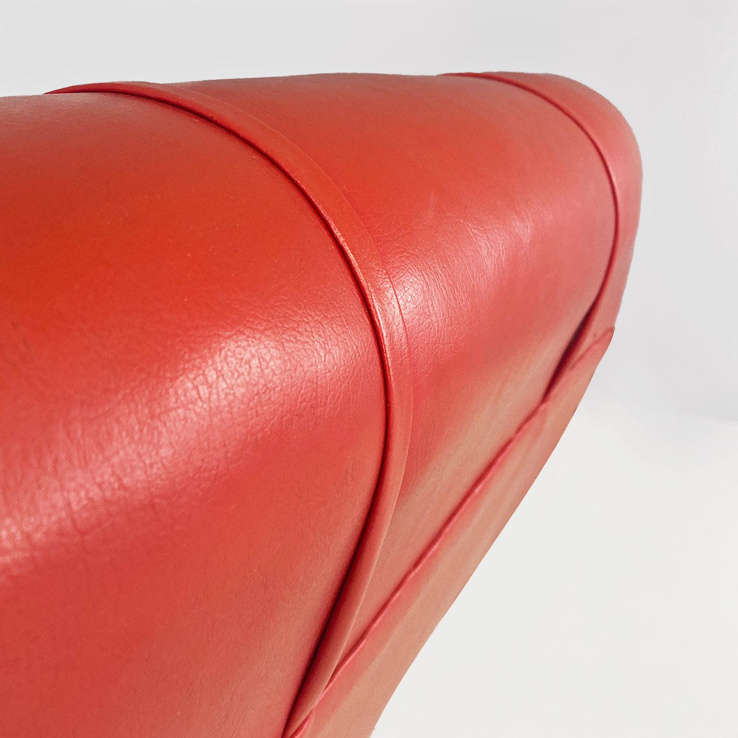 Sillones italianos modernos de mediados de siglo de cuero rojo y madera con reposabrazos, años 40 en venta 5