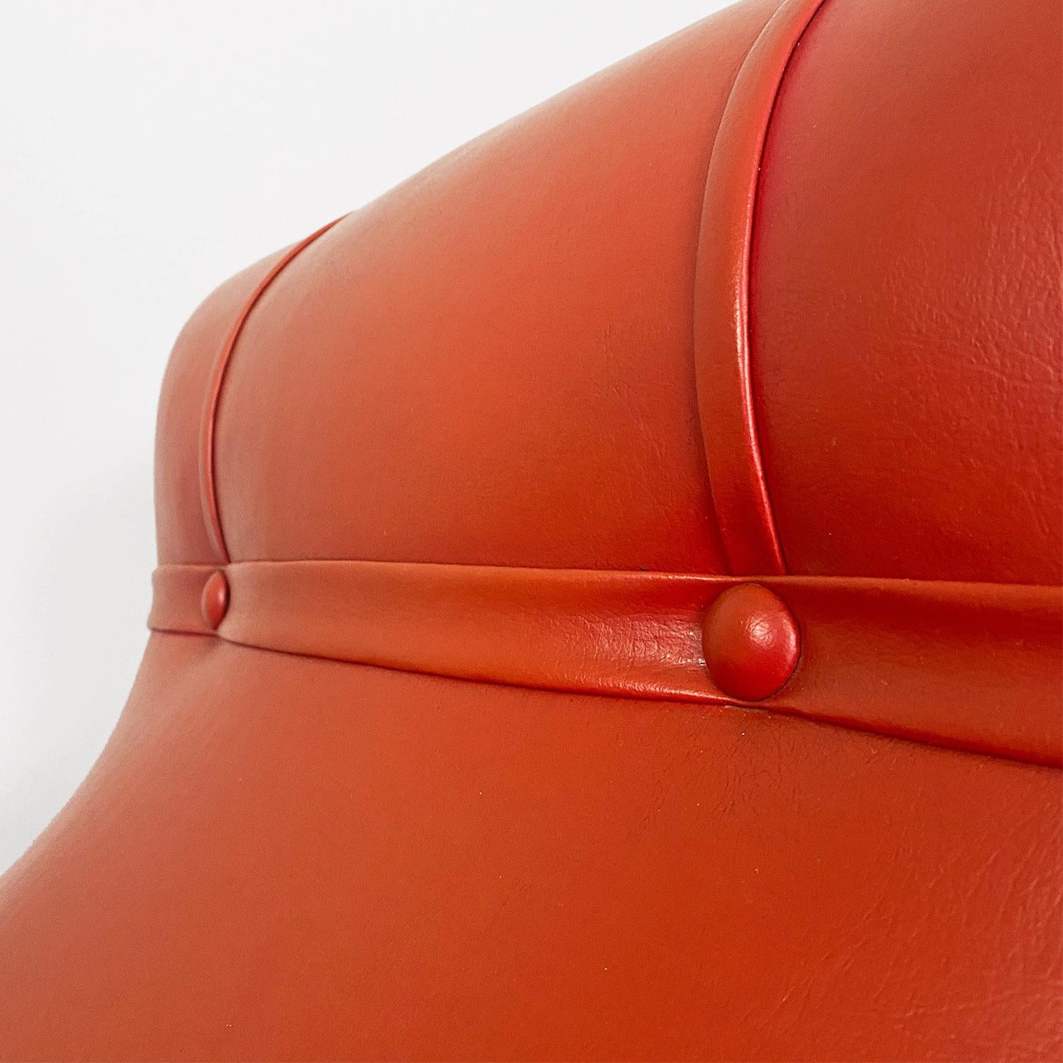 Sillones italianos modernos de mediados de siglo de cuero rojo y madera con reposabrazos, años 40 en venta 9