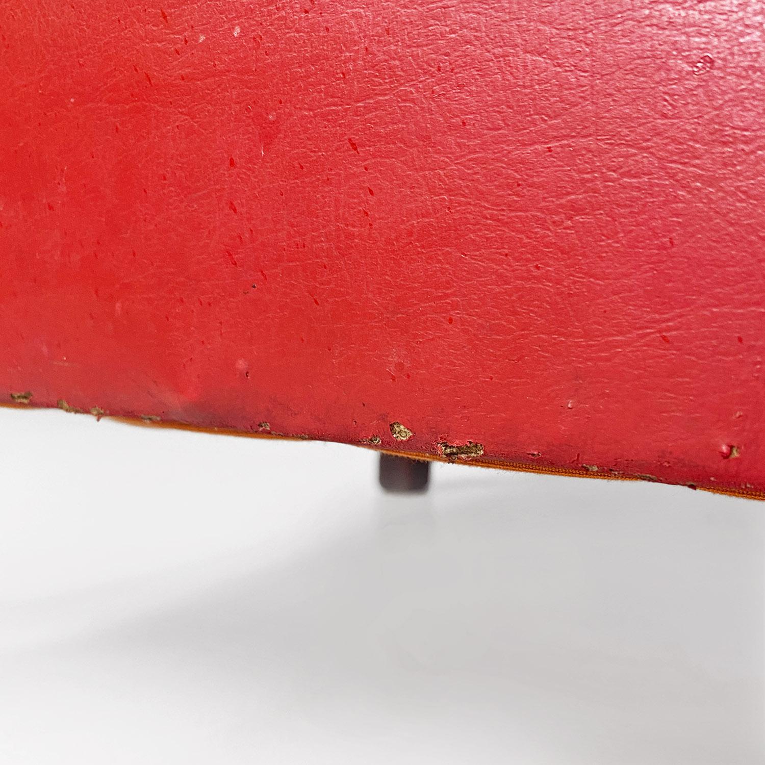 Sillones italianos modernos de mediados de siglo de cuero rojo y madera con reposabrazos, años 40 en venta 11