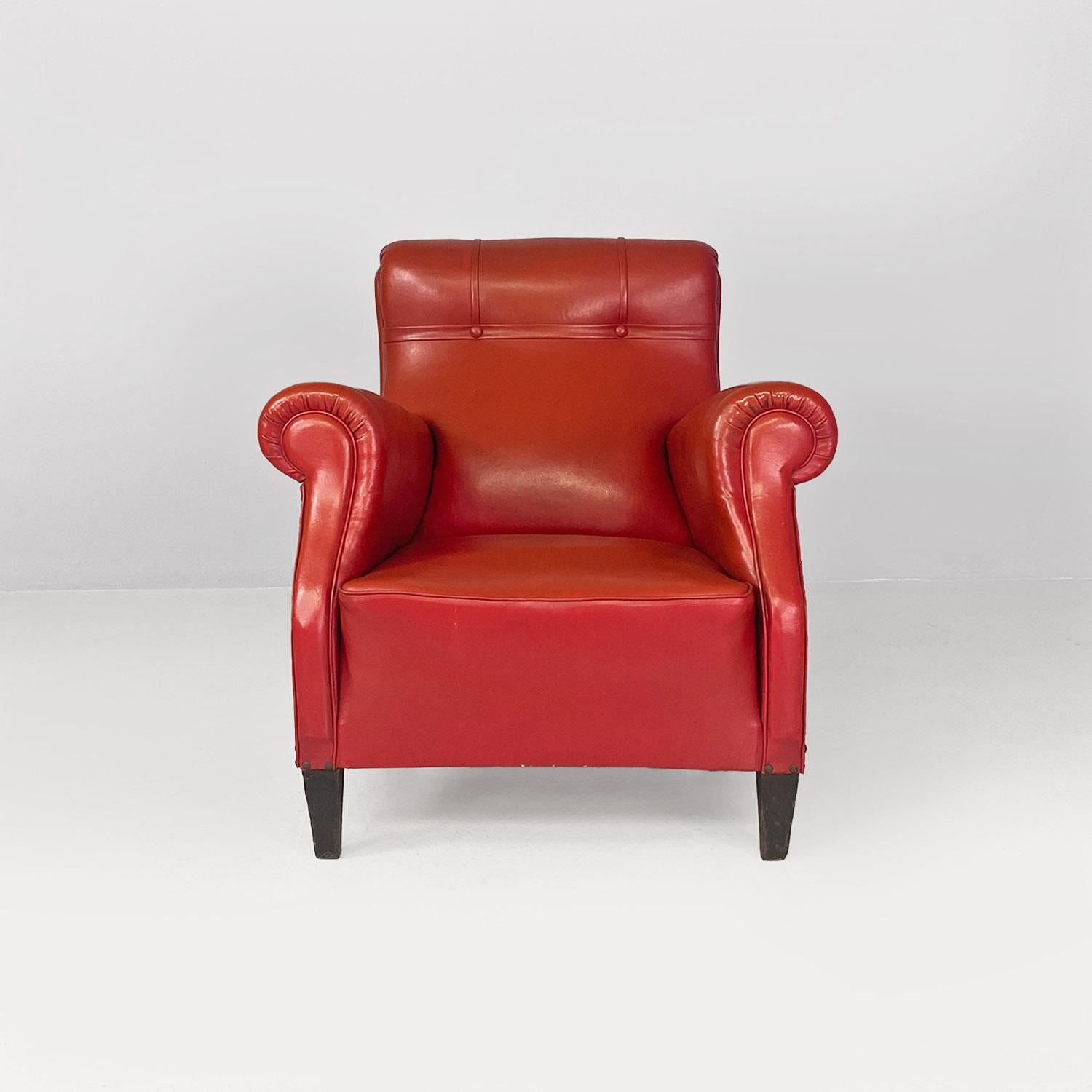 Sillones italianos modernos de mediados de siglo de cuero rojo y madera con reposabrazos, años 40 Moderno de mediados de siglo en venta