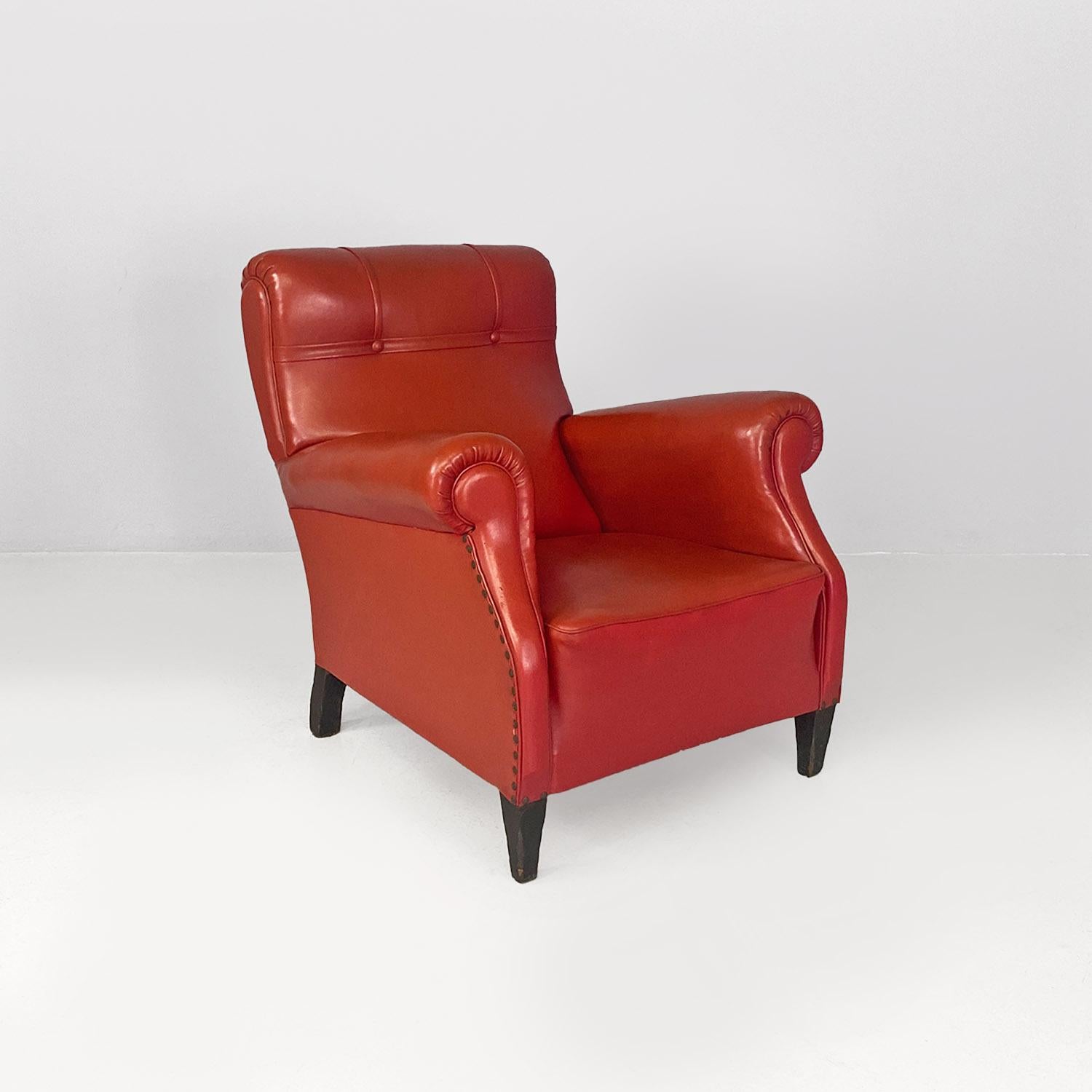 Sillones italianos modernos de mediados de siglo de cuero rojo y madera con reposabrazos, años 40 Italiano en venta