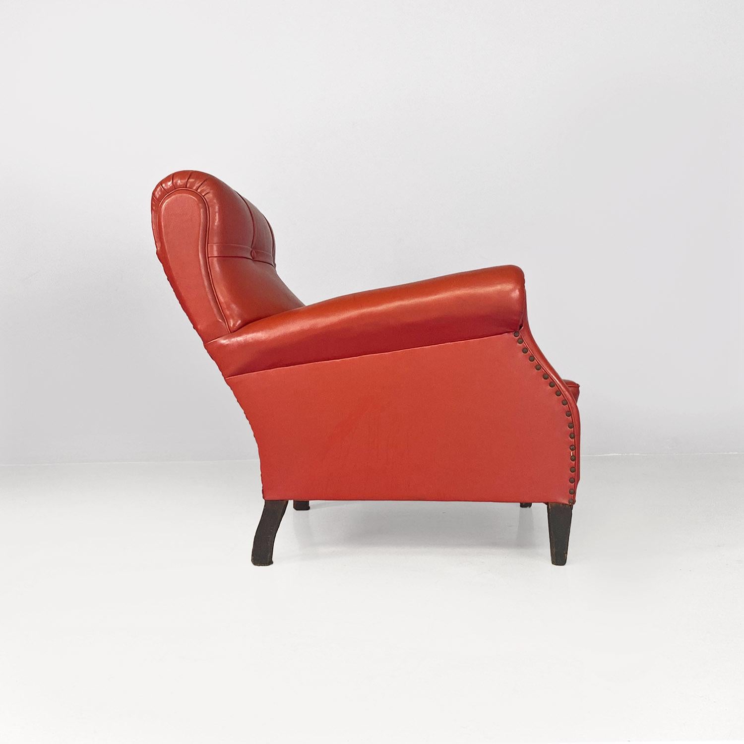 Sillones italianos modernos de mediados de siglo de cuero rojo y madera con reposabrazos, años 40 en Bueno estado para la venta en MIlano, IT