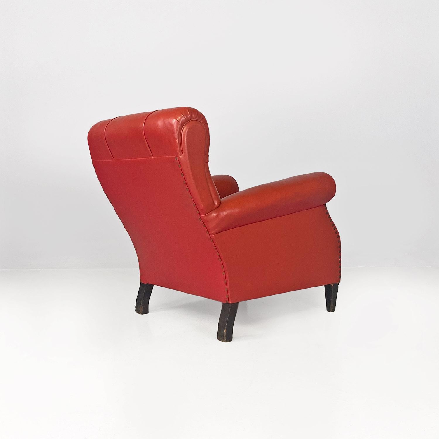 Sillones italianos modernos de mediados de siglo de cuero rojo y madera con reposabrazos, años 40 mediados del siglo XX en venta