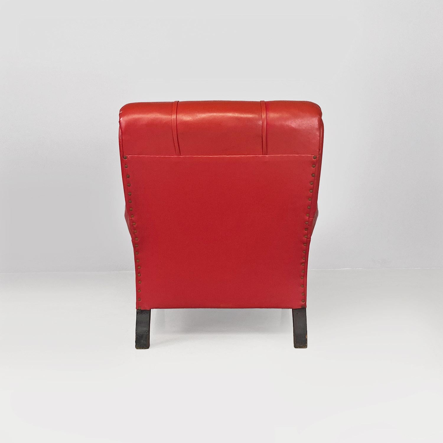 Sillones italianos modernos de mediados de siglo de cuero rojo y madera con reposabrazos, años 40 Cuero en venta