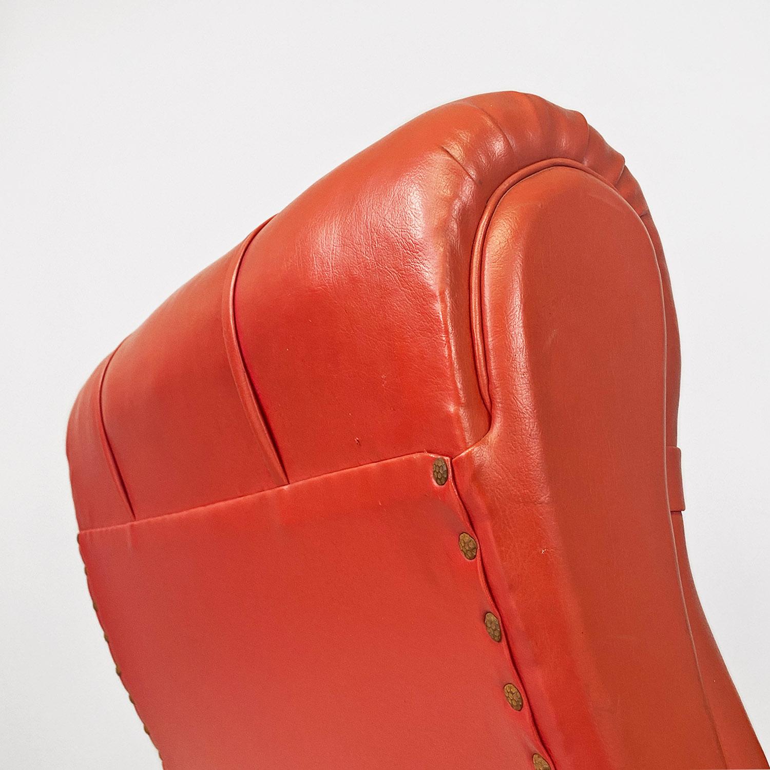 Sillones italianos modernos de mediados de siglo de cuero rojo y madera con reposabrazos, años 40 en venta 1
