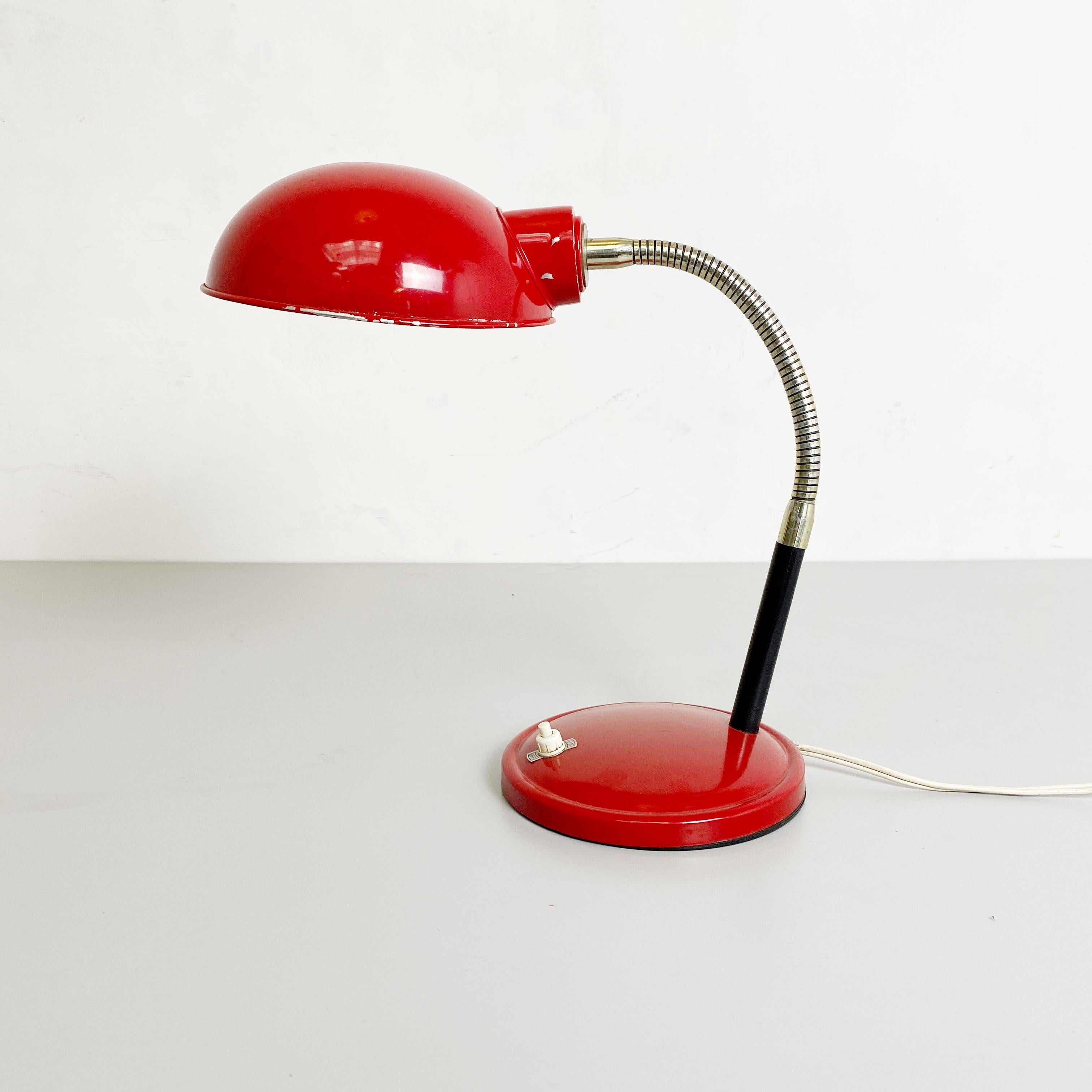 Italian Mid-Century Modern Red Metal Table Lamp, 1960s In Good Condition For Sale In MIlano, IT