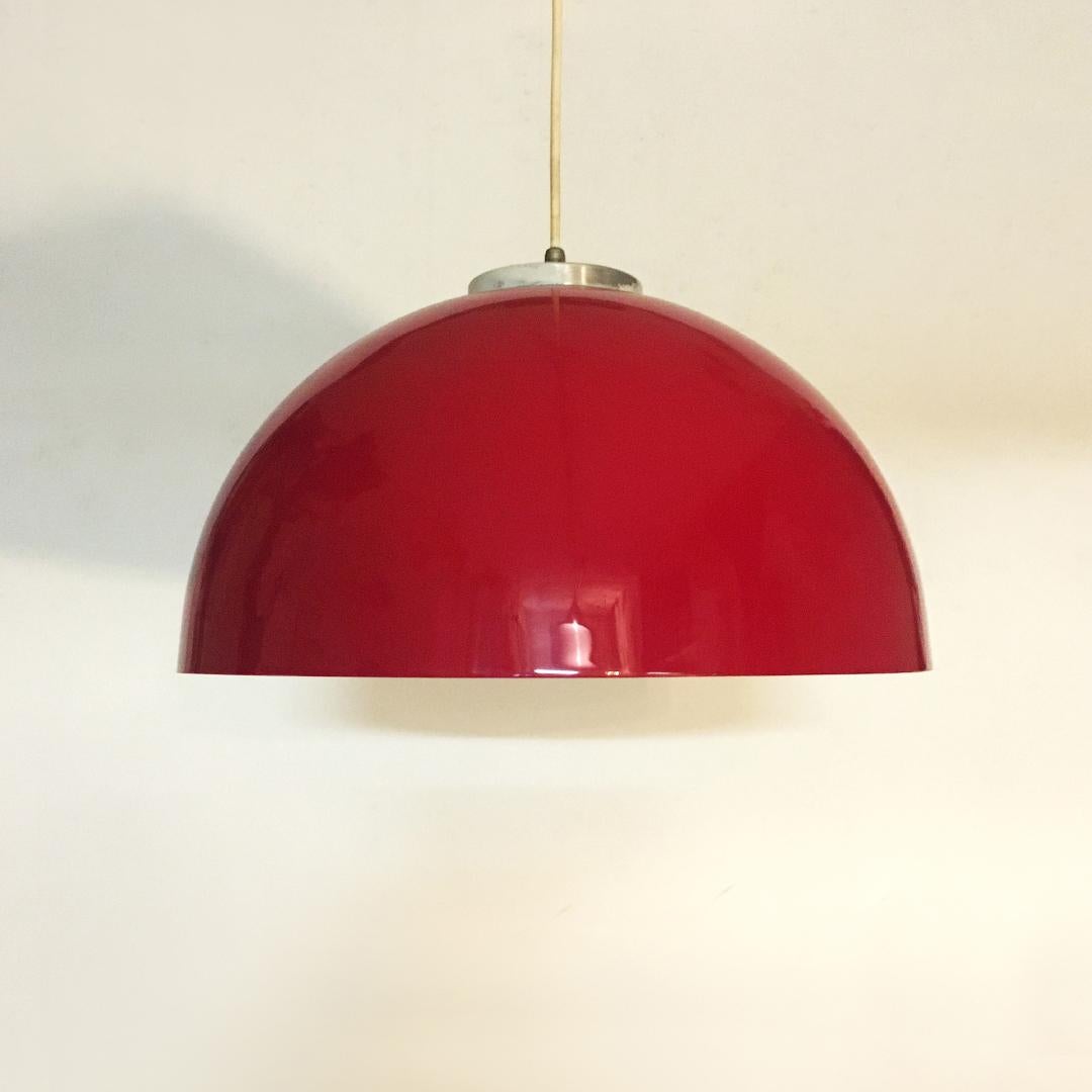 Italian Mid-Century Modern red plastic lampshade and steel details, 1970s
Chandelier with red plastic lampshade and steel details.
A versatile element perfect for any corner of the house,
circa 1970.

Good conditions

Measures 40 D x 28 H cm.