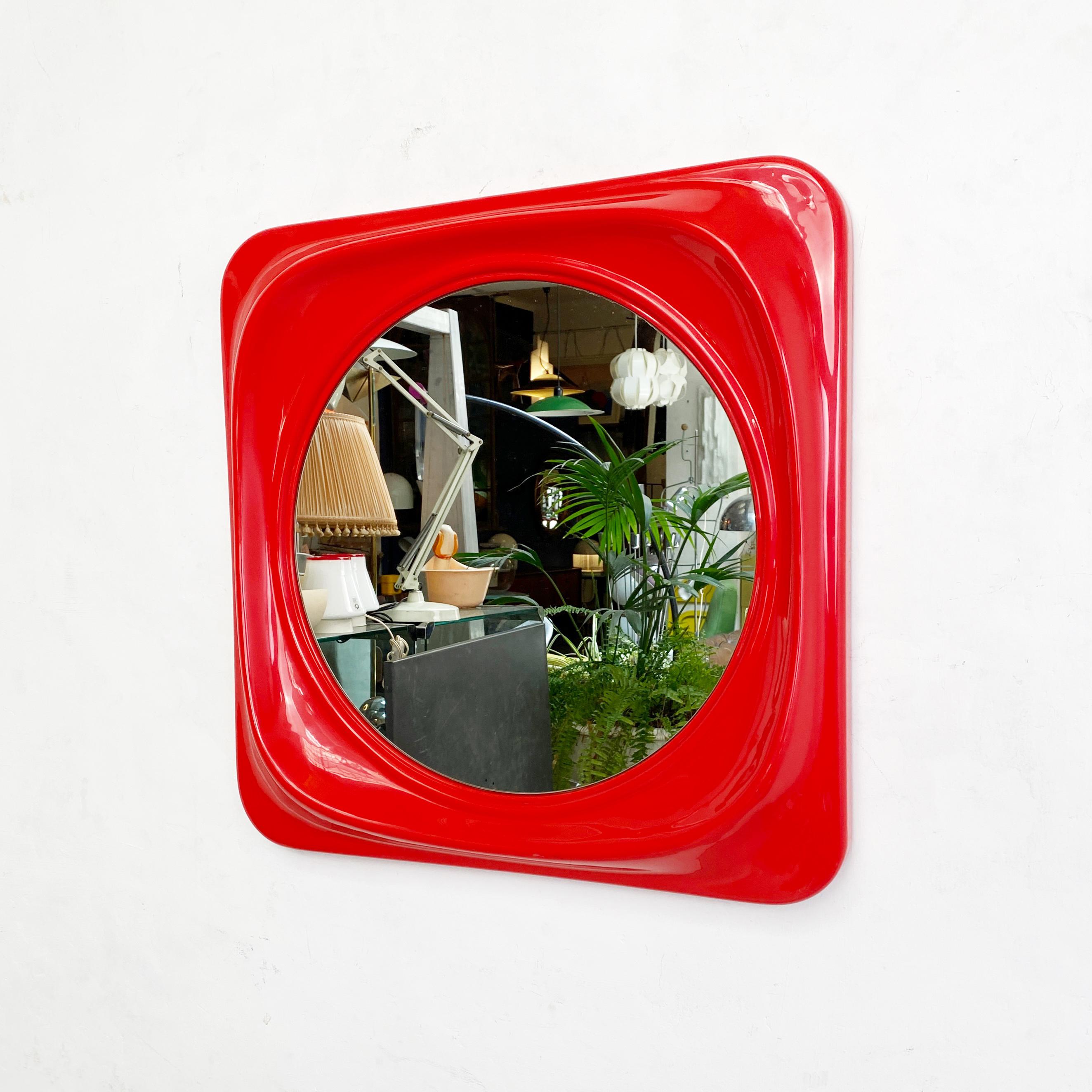 Red plastic mirror, 1980s
Mirror with square frame and rounded corners in red plastic and round internal mirror.

Good conditions

Measurements in cm 61x7x61h.