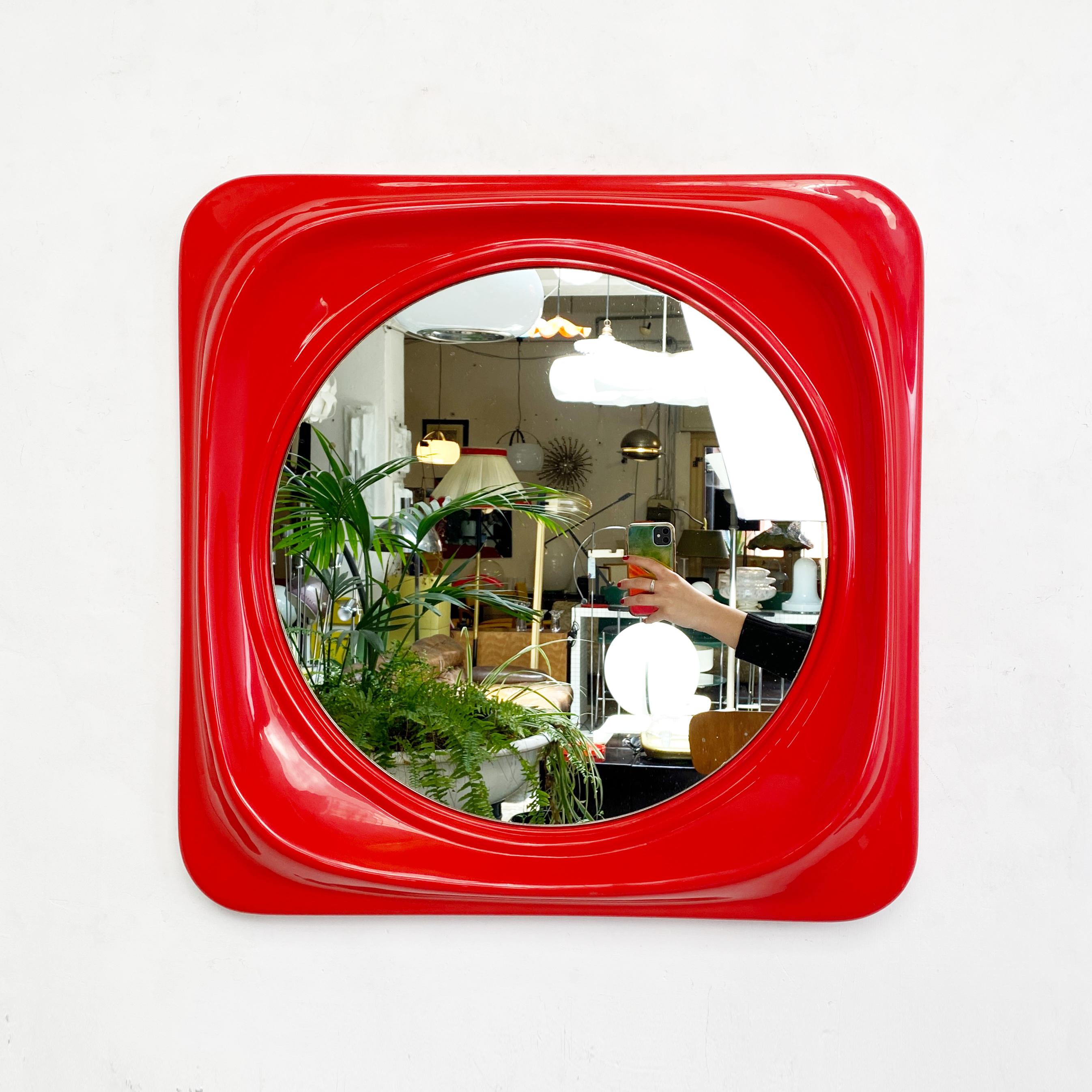 Italienischer roter Kunststoffspiegel aus der Mitte des Jahrhunderts, 1980er Jahre (Moderne der Mitte des Jahrhunderts) im Angebot