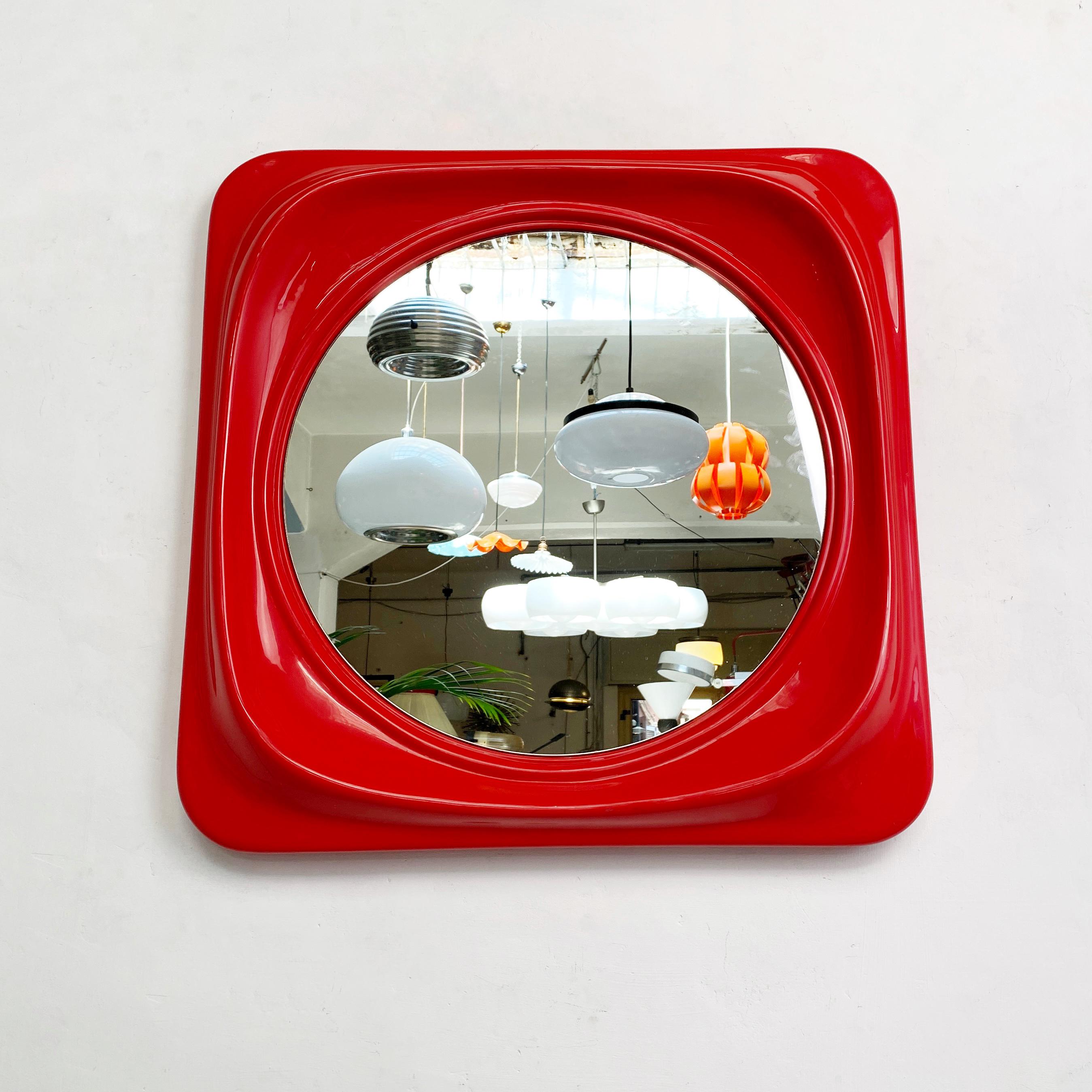 Italienischer roter Kunststoffspiegel aus der Mitte des Jahrhunderts, 1980er Jahre im Zustand „Gut“ im Angebot in MIlano, IT