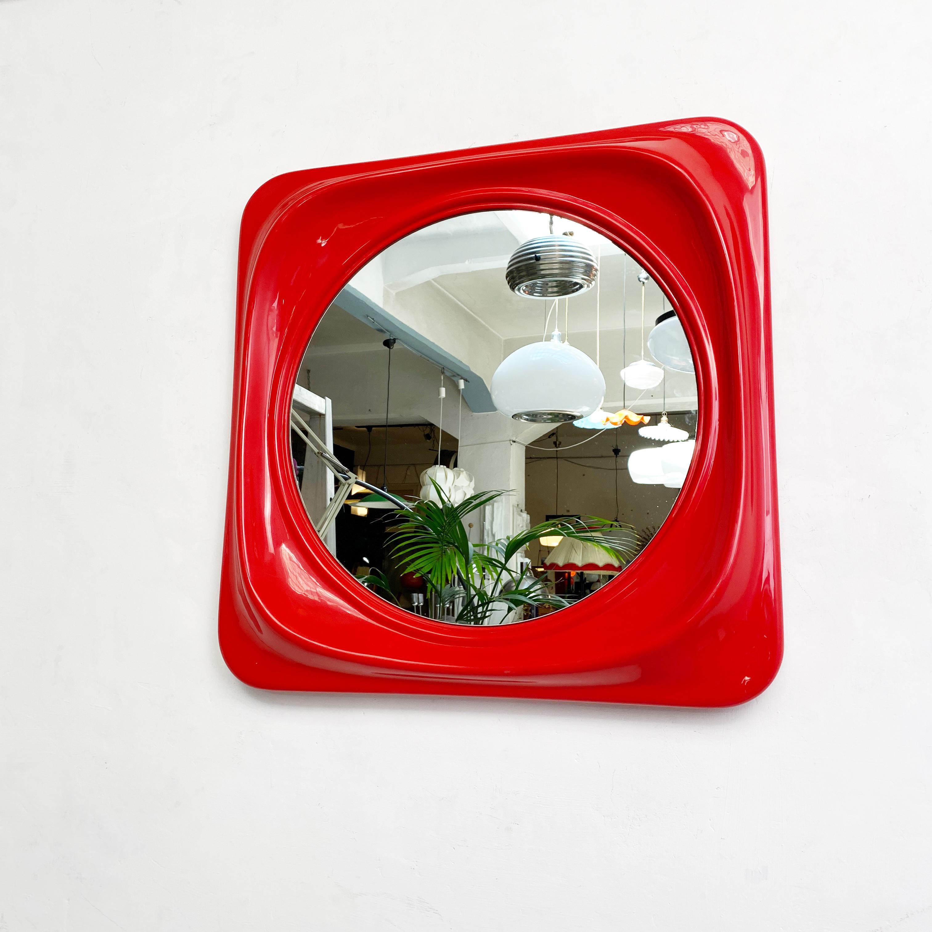 Italienischer roter Kunststoffspiegel aus der Mitte des Jahrhunderts, 1980er Jahre (Ende des 20. Jahrhunderts) im Angebot