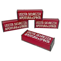 Carteles de teatro de cine italianos modernos de mediados de siglo, de plástico rojo y escritura blanca, años 60