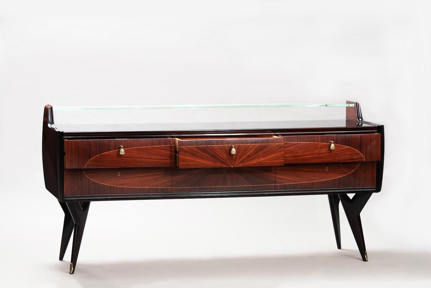 Italian Mid-Century Modern rosewood six drawers chest, black lacquered glass top and brass hardware.