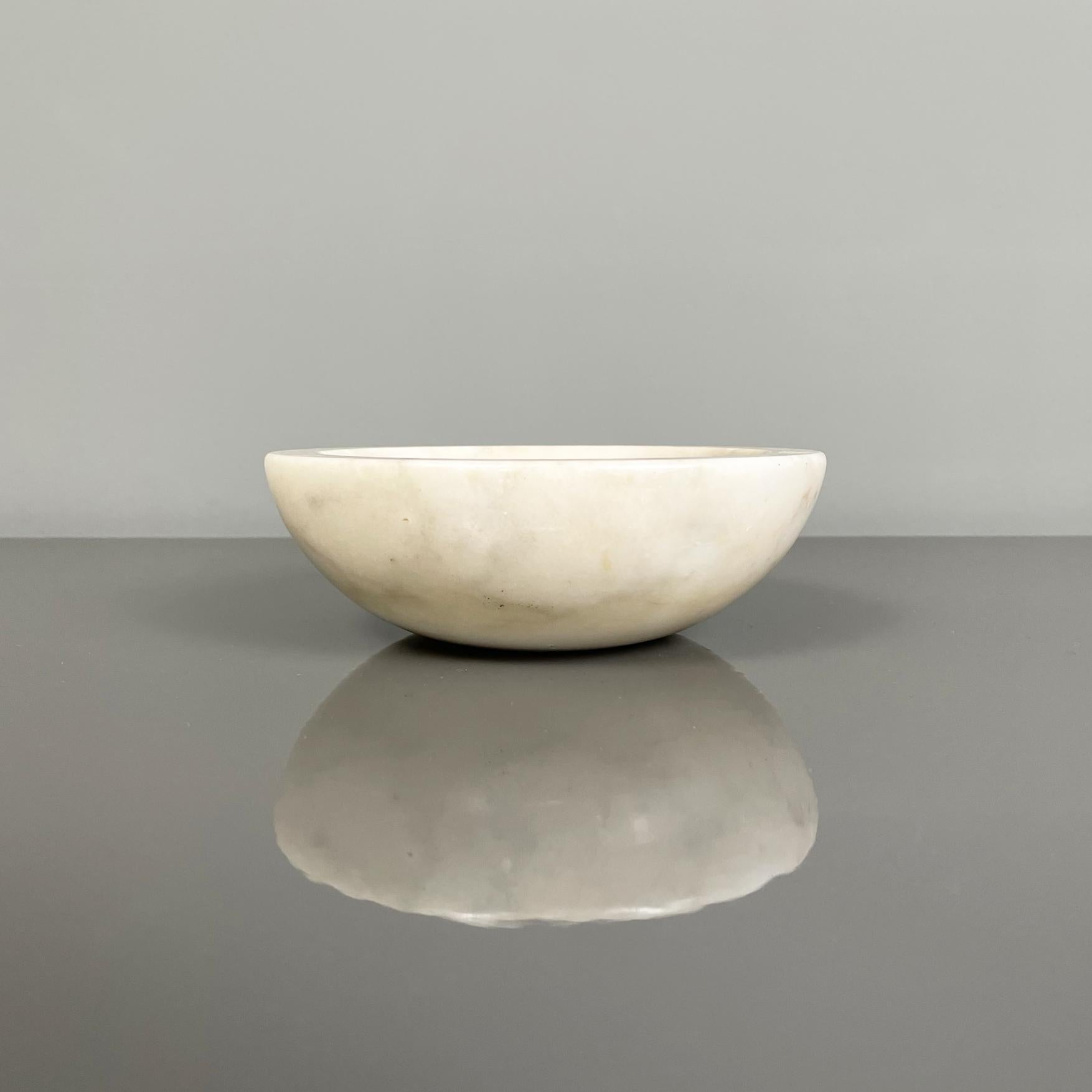 Italian mid-century modern Round bowl centerpiece in light marble, 1970s
Elegant centerpiece with round base, in light marble. This bowl with a hemispherical silhouette features a thick contour.
It came from 1970s
This decorative bowl is in very