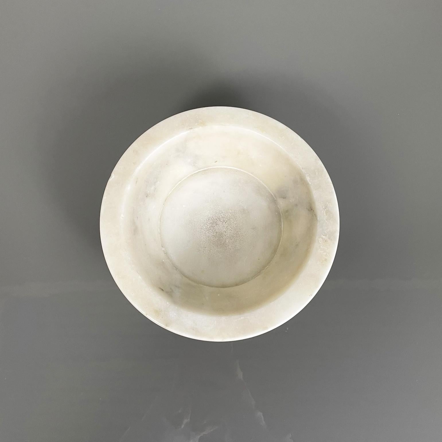 Mid-Century Modern Italian mid-century modern Round bowl centerpiece in light marble, 1970s