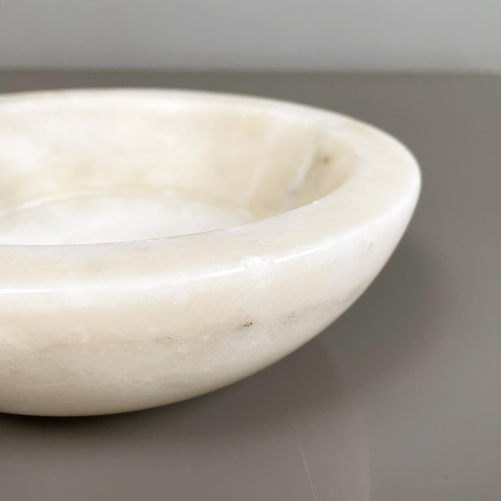 Italian mid-century modern Round bowl centerpiece in light marble, 1970s In Good Condition In MIlano, IT