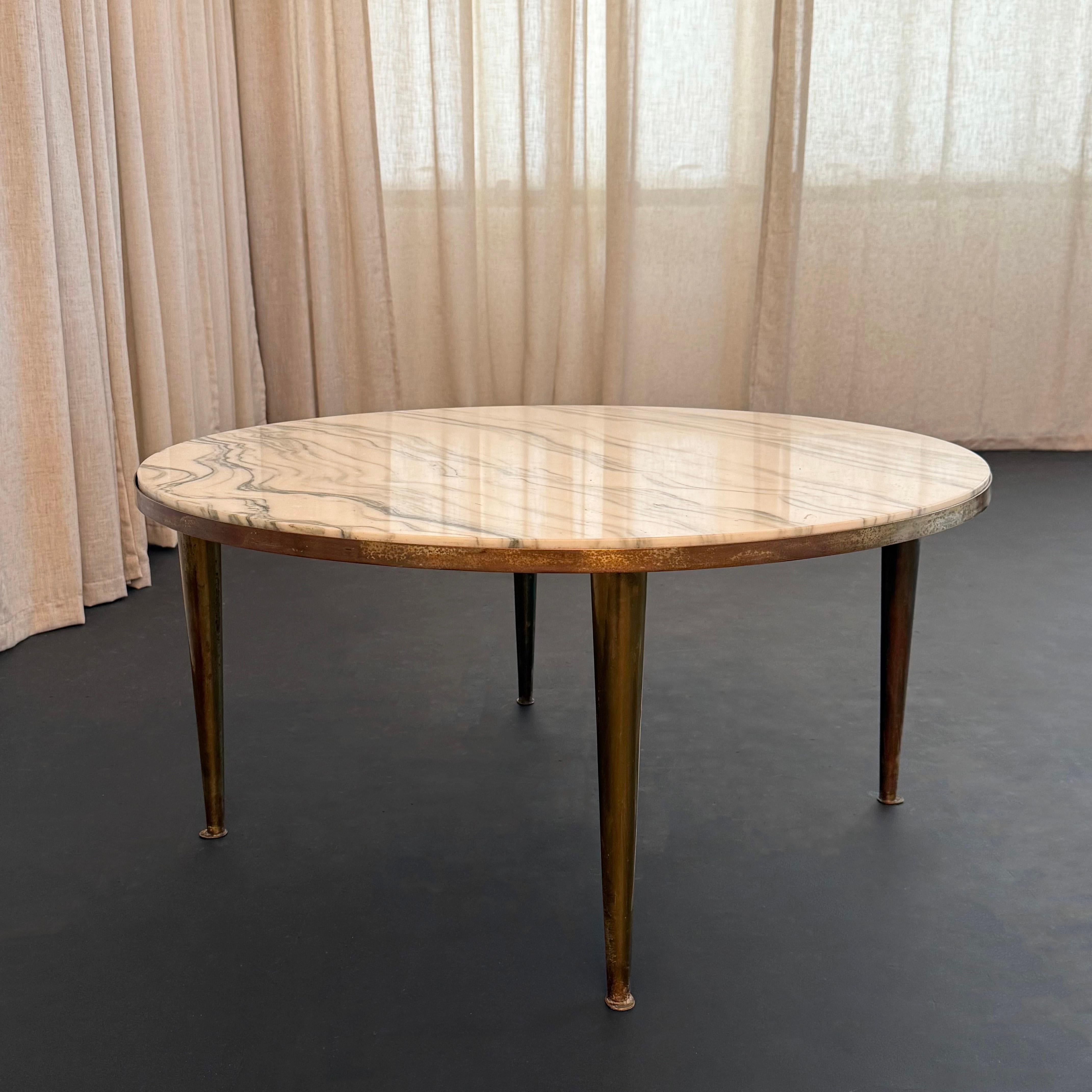 Mid-Century Modern Table basse ronde en laiton et marbre de style italien du milieu du siècle dernier en vente
