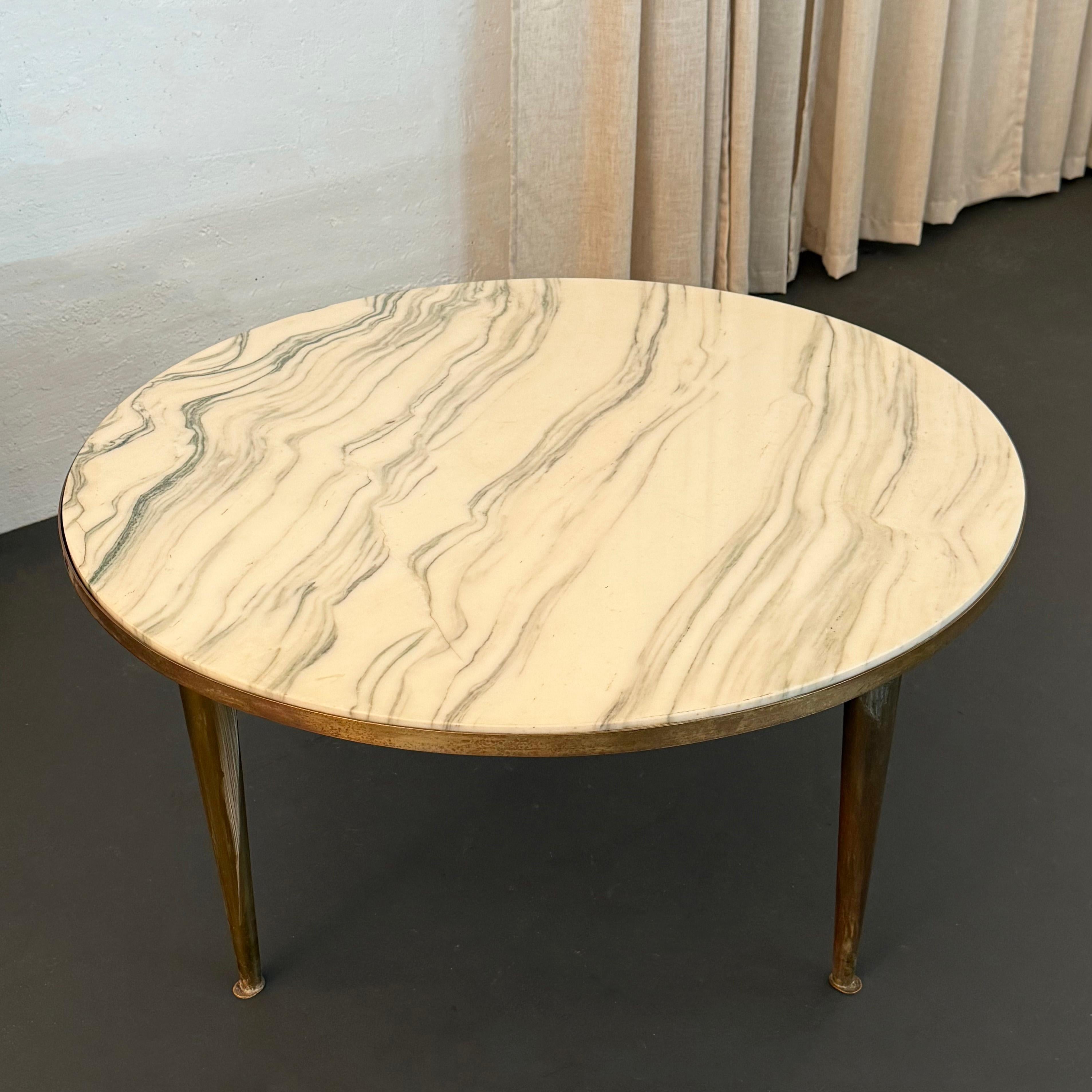 Table basse ronde en laiton et marbre de style italien du milieu du siècle dernier Bon état - En vente à Brooklyn, NY