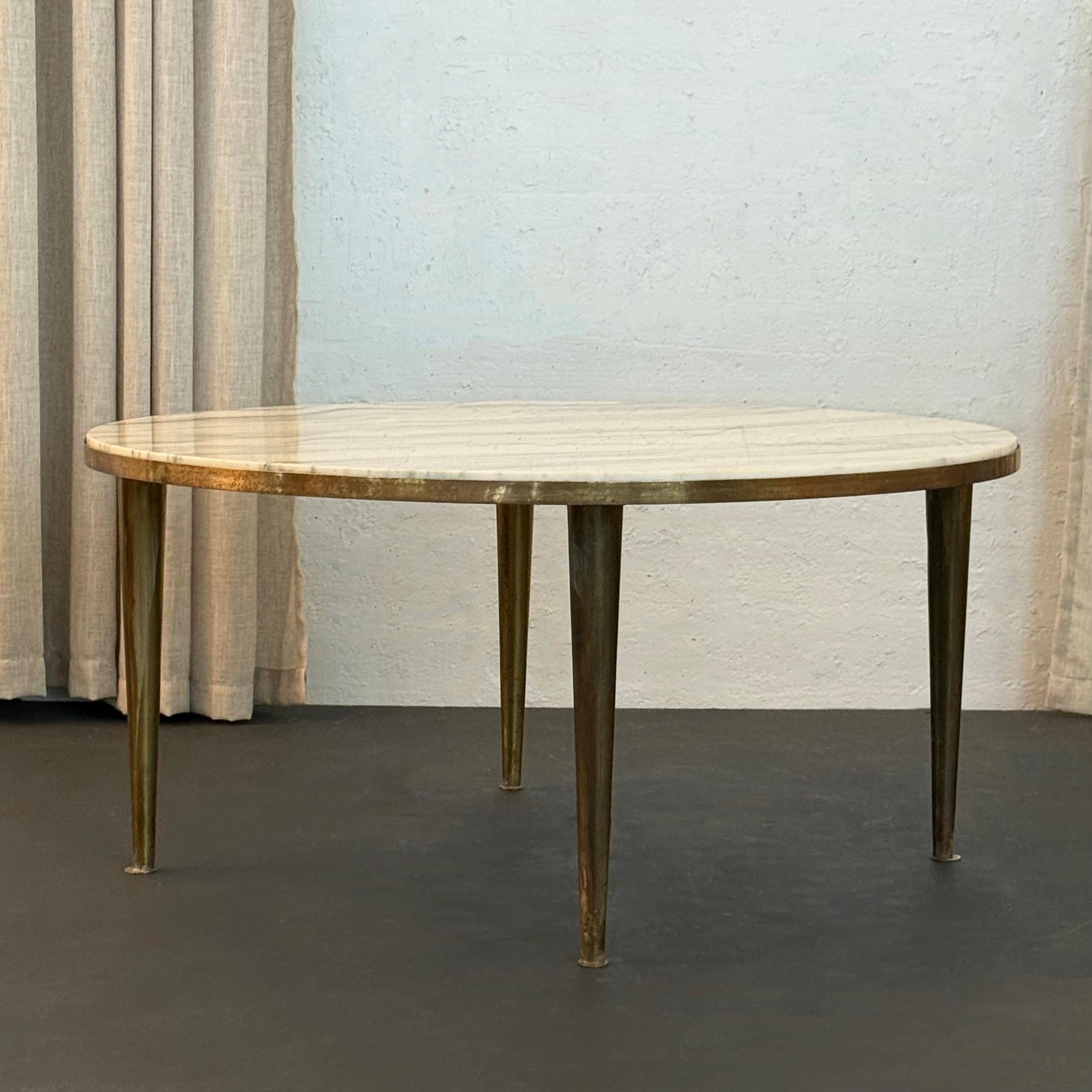 20ième siècle Table basse ronde en laiton et marbre de style italien du milieu du siècle dernier en vente