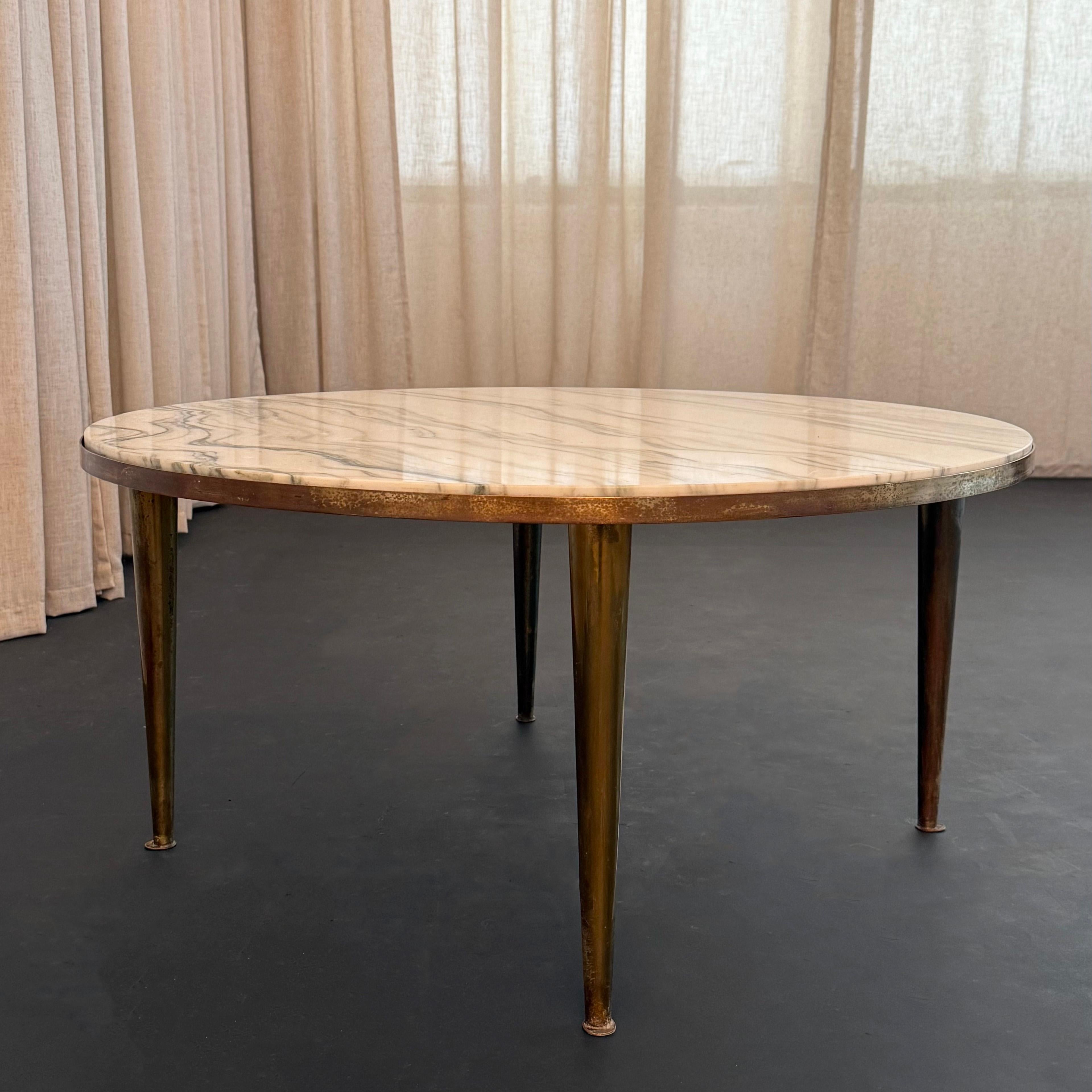 Laiton Table basse ronde en laiton et marbre de style italien du milieu du siècle dernier en vente