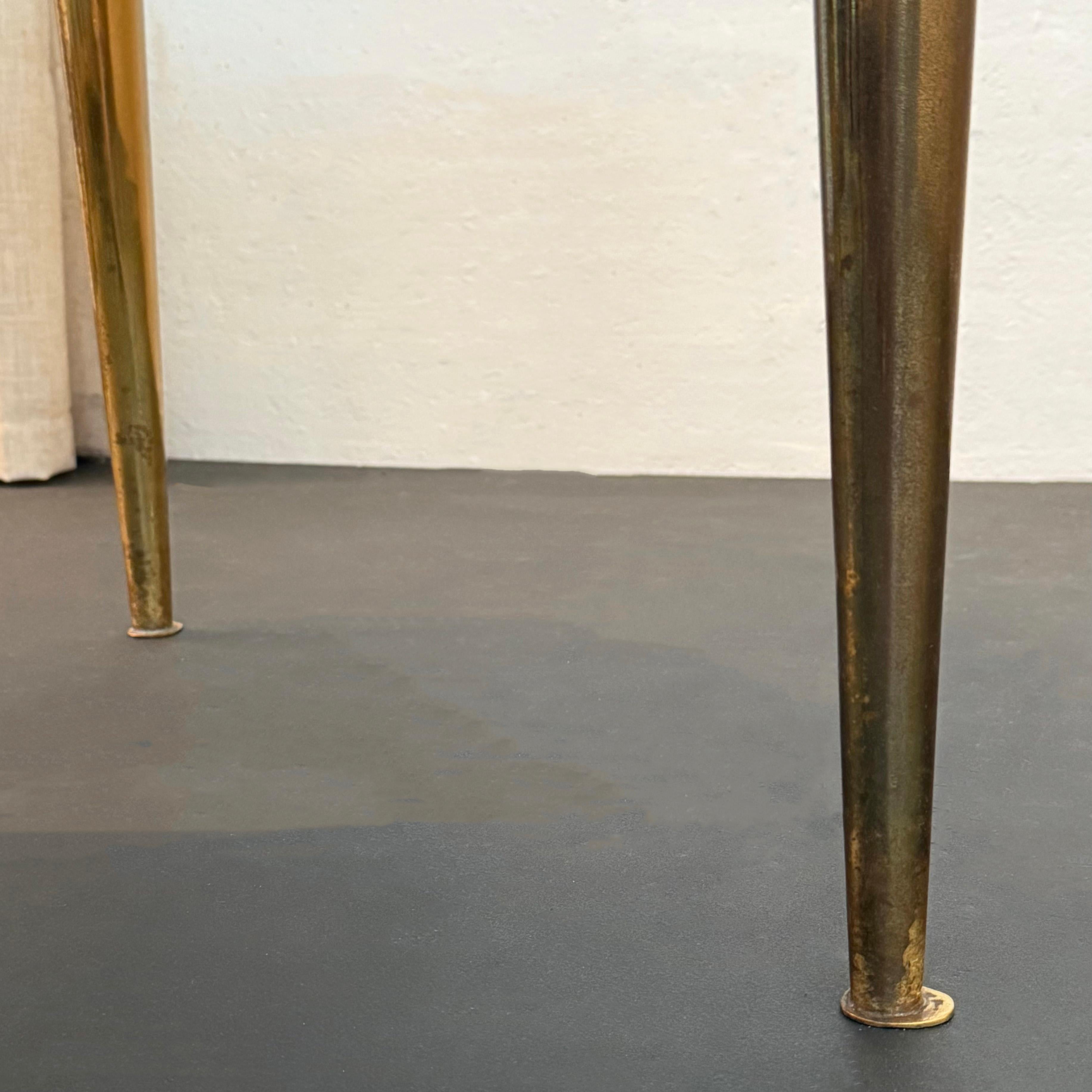 Table basse ronde en laiton et marbre de style italien du milieu du siècle dernier en vente 2