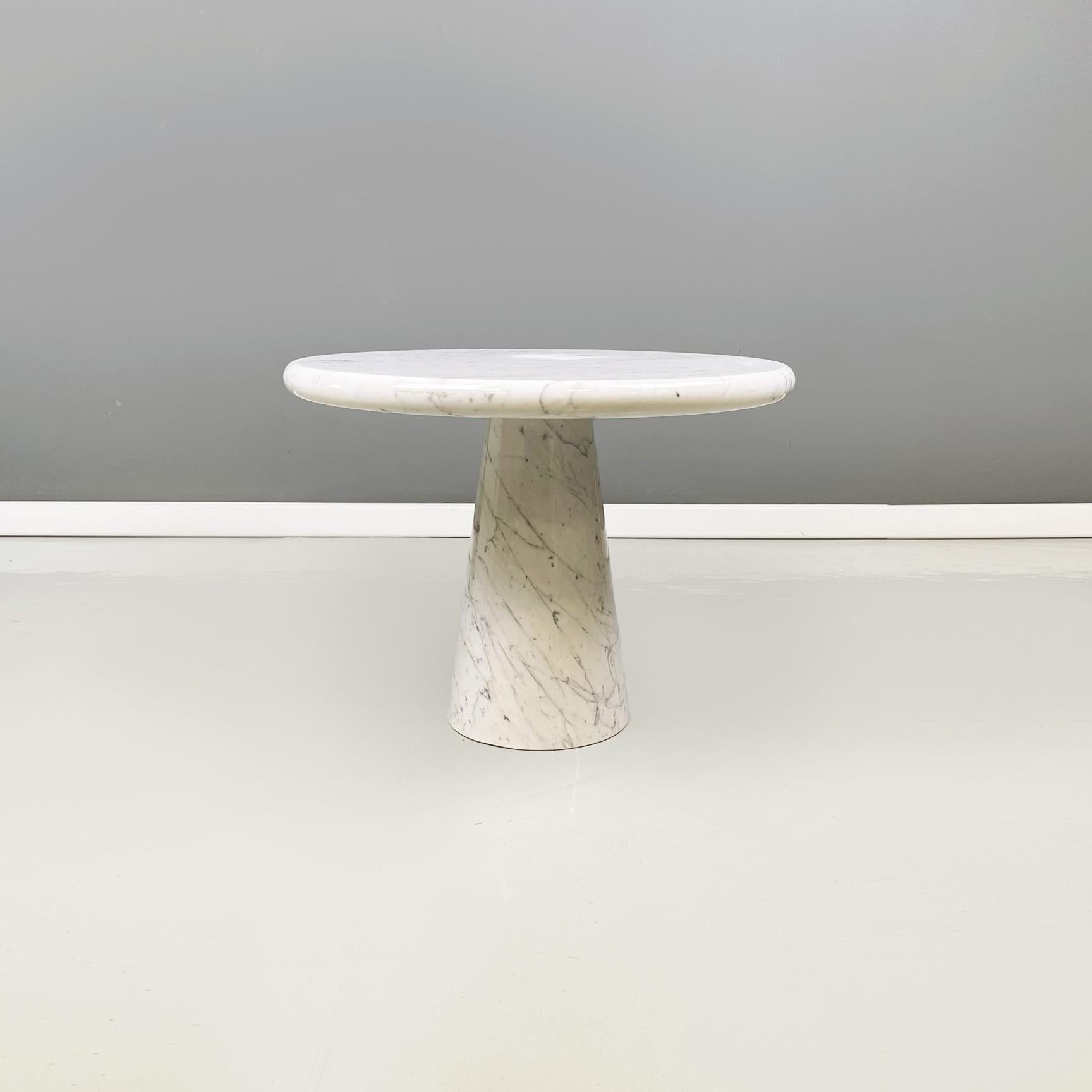 Italian Mid-Century Modern Round coffe table in carrara Marble, 1970s
Coffee table entirely in white carrara marble. The round top has a rounded profile. The base of the coffee table is conical in shape.
1970s.
Good conditions, it has a defect on