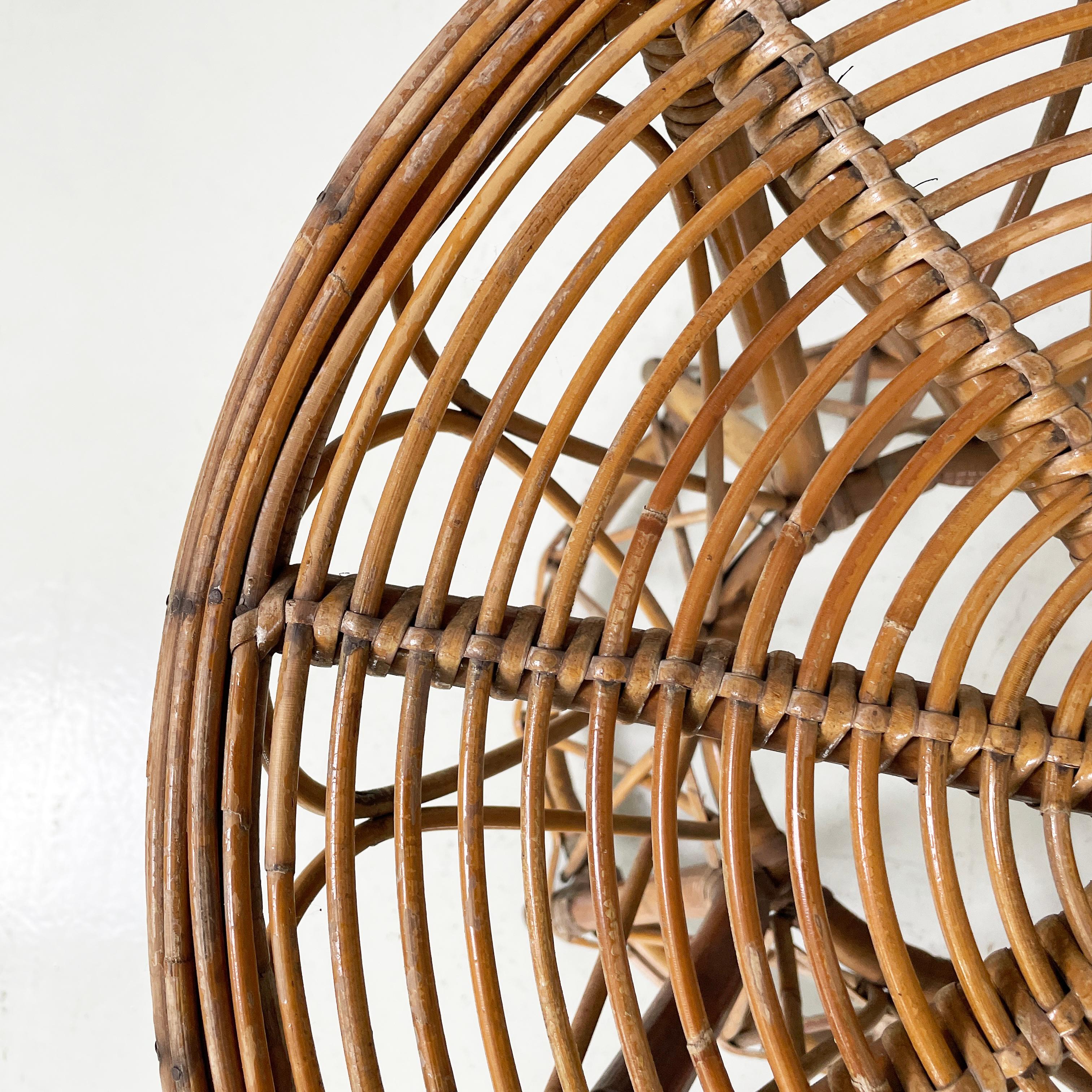 Italian mid-century modern Round coffee table in rattan, 1960s For Sale 4