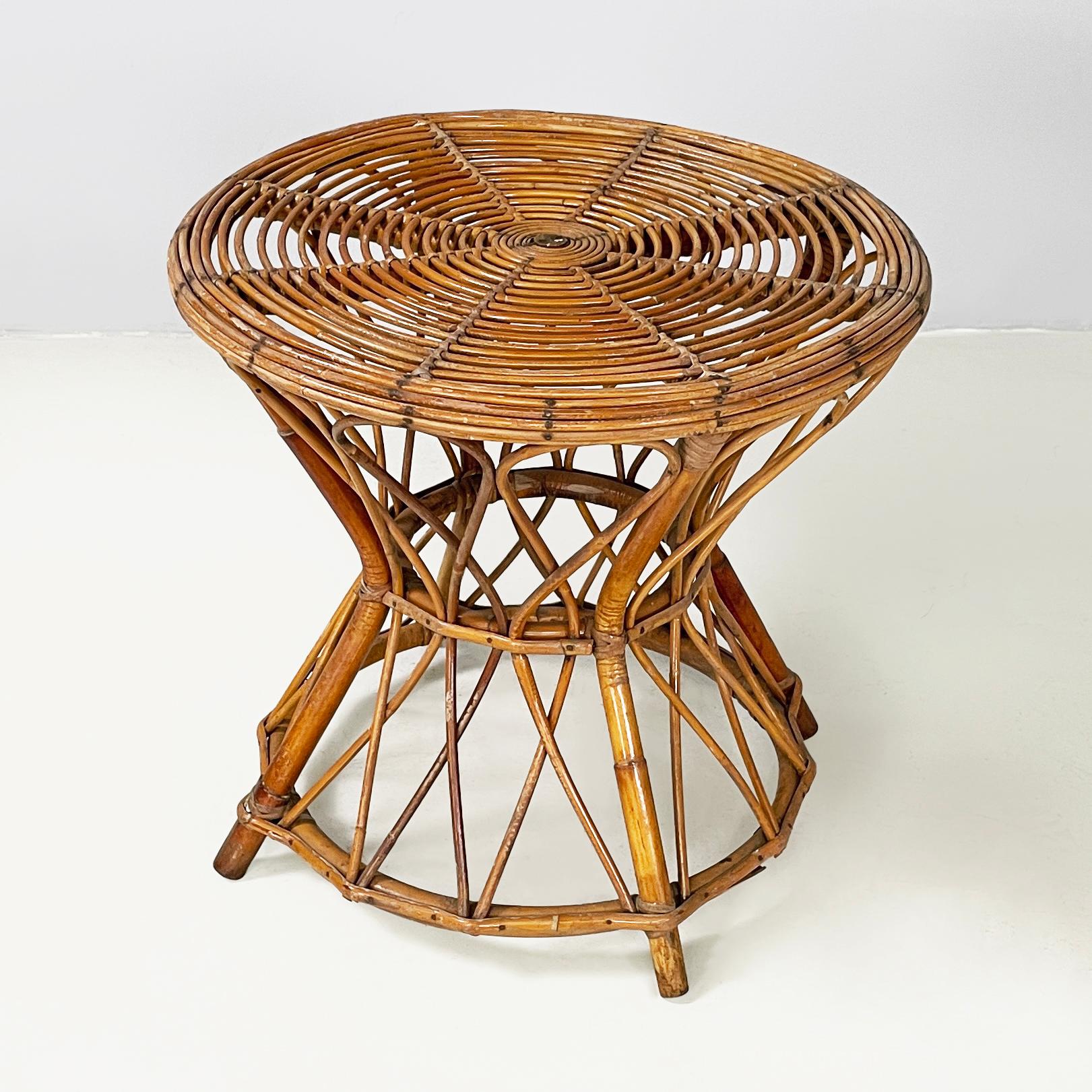 Italian mid-century modern Round coffee table in rattan, 1960s
Coffee table with round top, entirely in woven rattan. The base narrows towards the center and widens towards the outside. It can use outside, like in a garden.
1960s
Good condition,