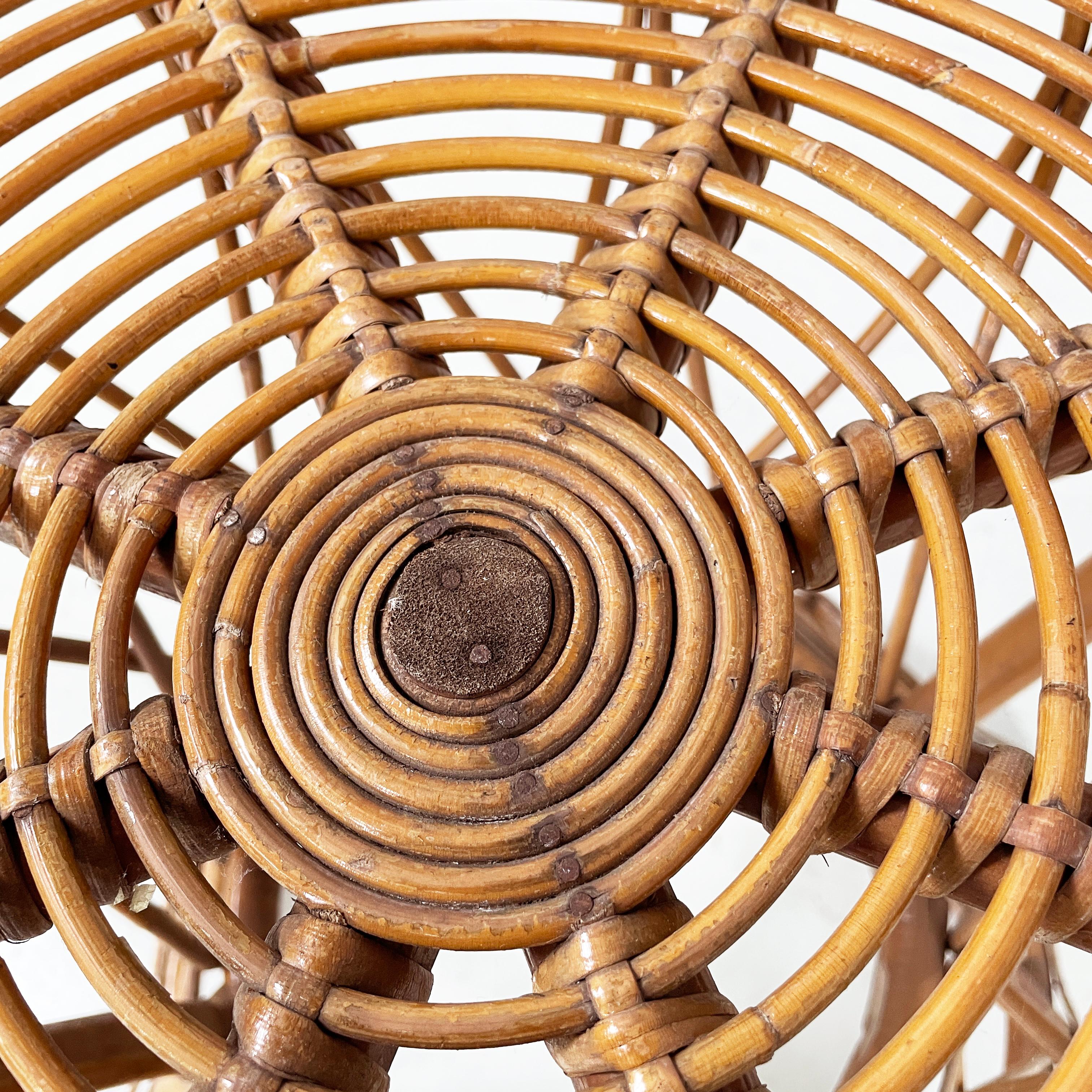 Rattan Italian mid-century modern Round coffee table in rattan, 1960s For Sale