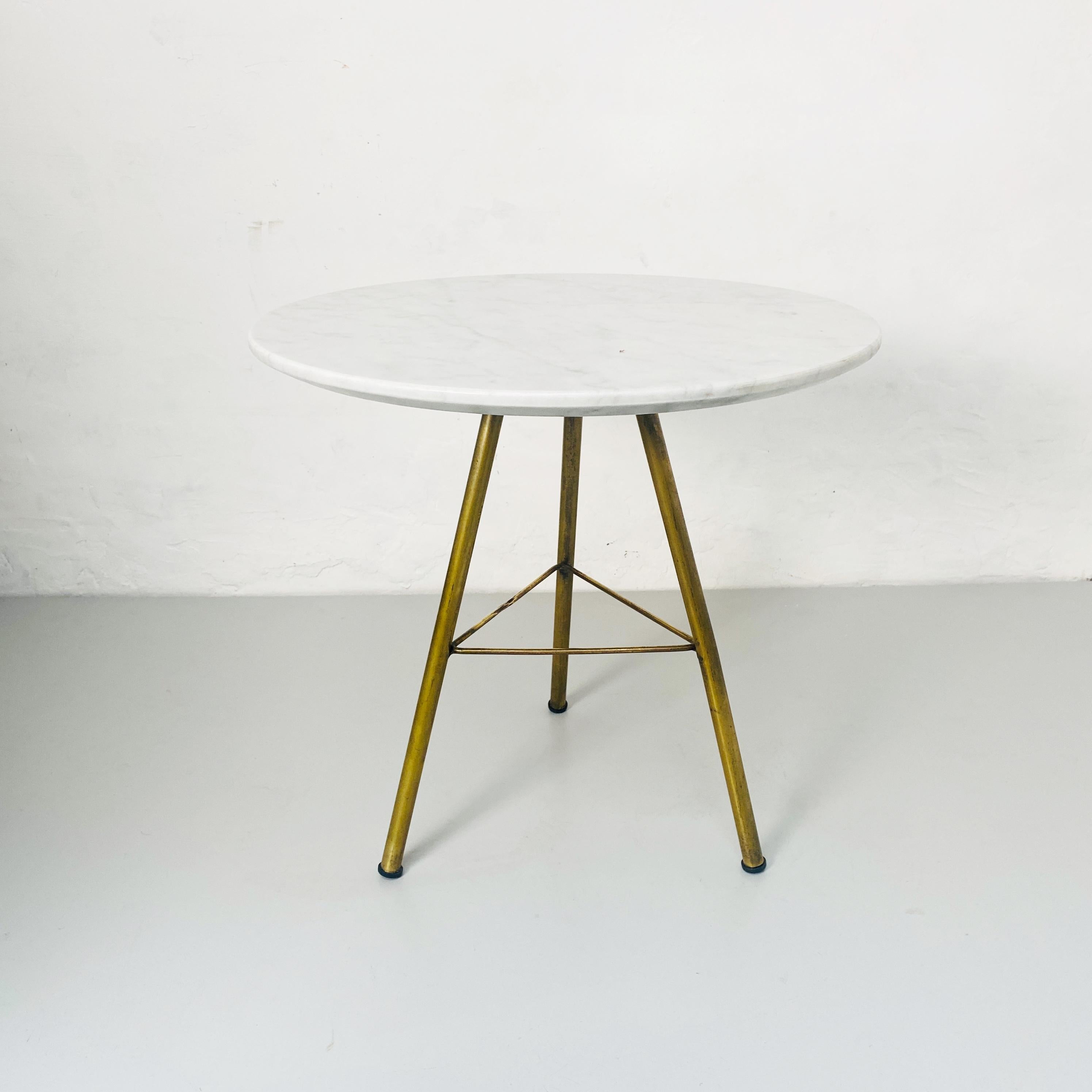 Italian Mid-Century Modern round marble and brass coffee table, 1960s.
Coffee table with round white marble with grey veins and brass legs welded around a triangle.

Round coffee table in marble brass, 1960s
beautiful small table, perfect for