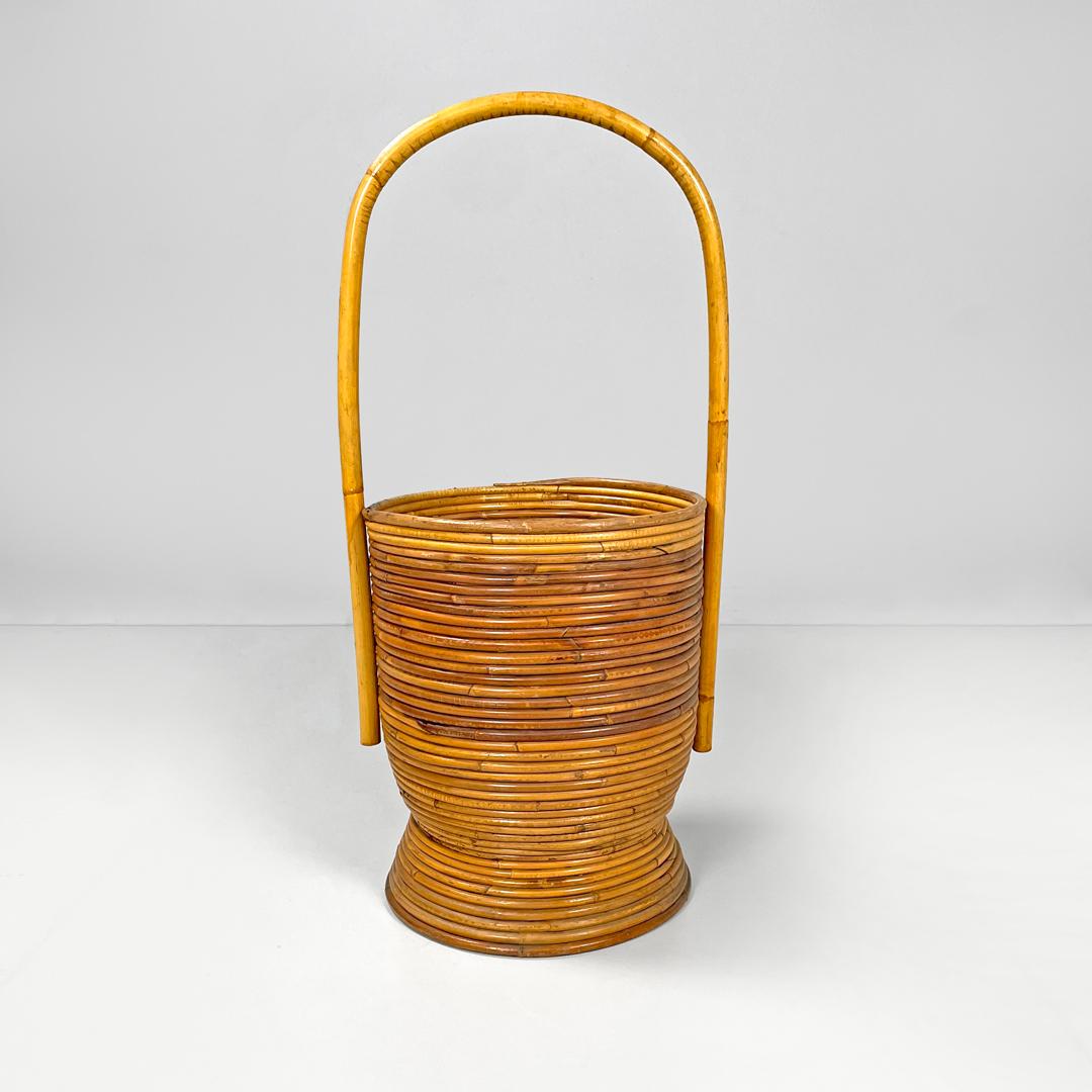 Porte-parapluie rond en rotin avec poignée, italien, The Moderns, années 1960
Porte-parapluie avec une base ronde entièrement en rotin. La structure cylindrique se rétrécit dans sa partie inférieure pour se rouvrir lorsqu'elle repose sur le sol.