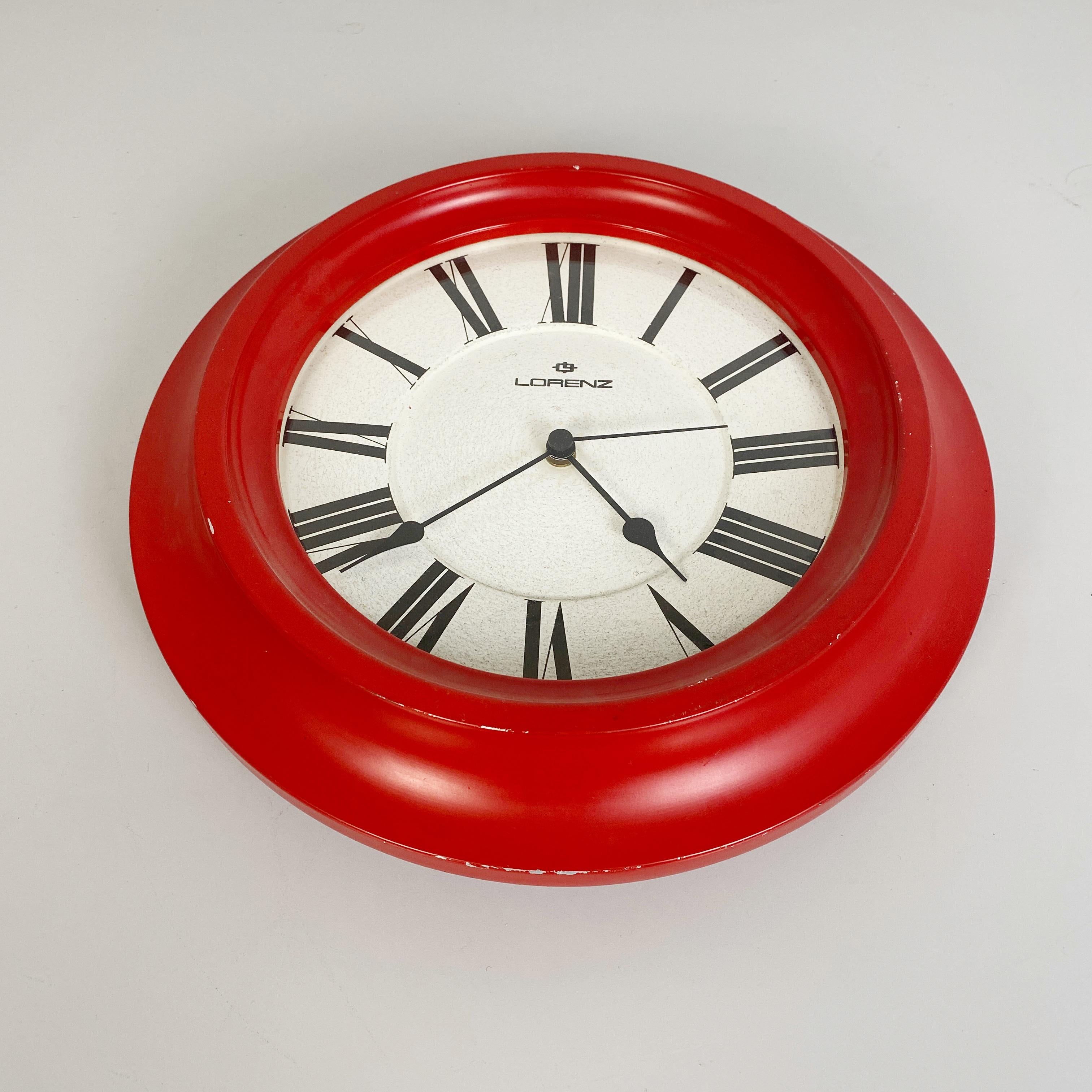 Moderne Horloge murale ronde rouge moderne italienne du milieu du siècle dernier par Lorenz, 1970 en vente