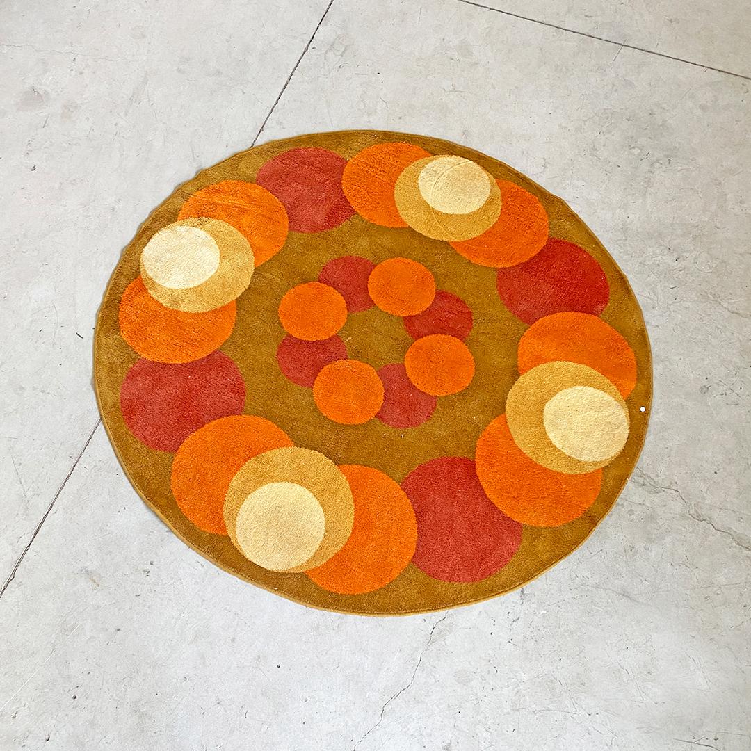 Italian Mid-Century Modern round short-pile carpet with circular motifs, 1970s
Round short-pile carpet, with circular motifs inside in orange, burgundy and white on a brown background, typical motifs of the decade of origin.

Good general