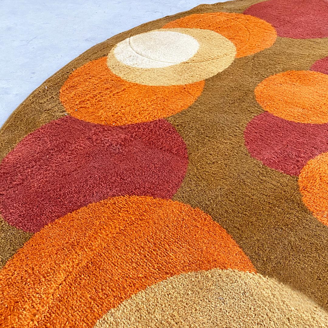 Italian Mid-Century Modern Round Short-Pile Carpet with Circular Motifs, 1970s In Good Condition In MIlano, IT