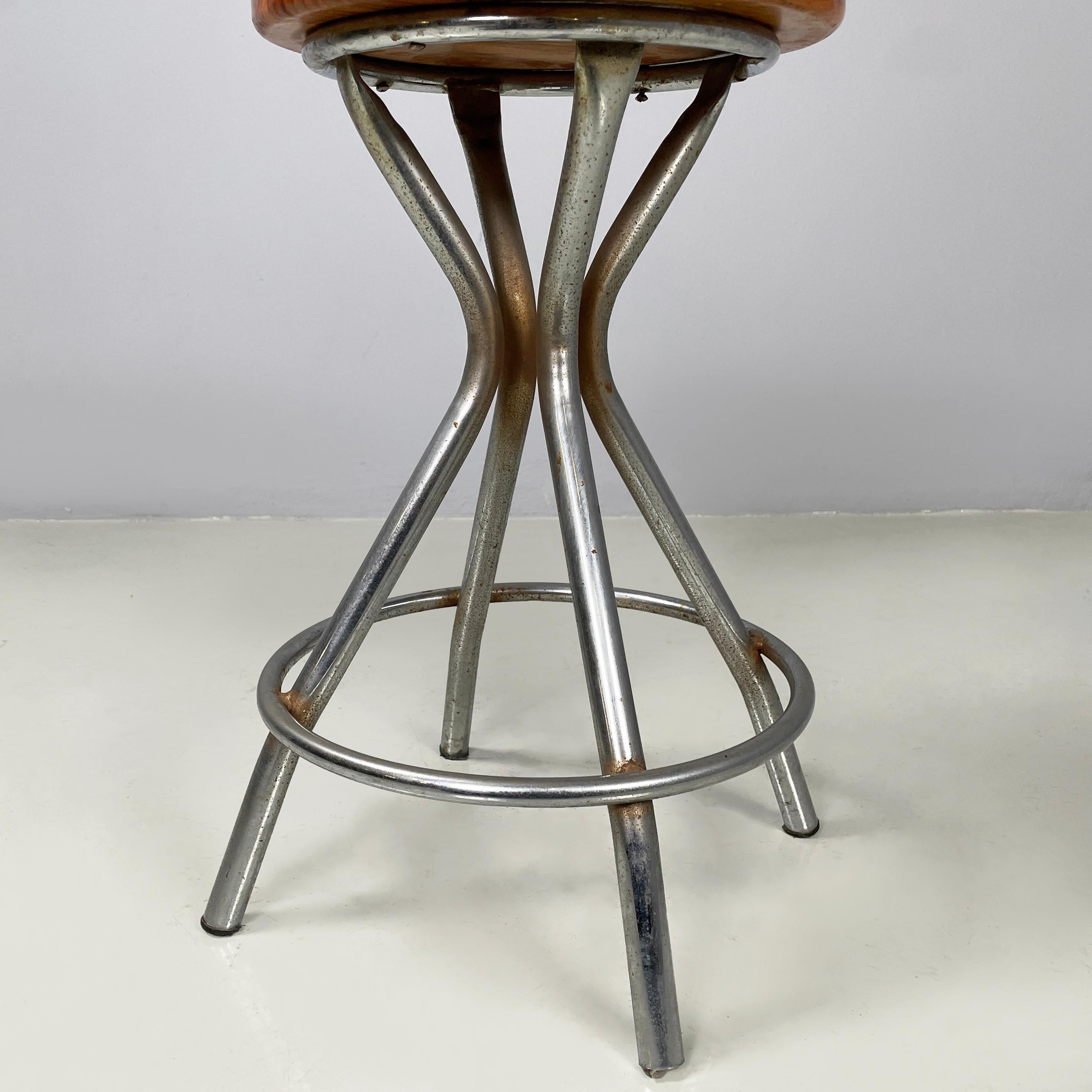 Sgabello da tavolo rotondo italiano di metà secolo in metallo e legno, anni '60 in vendita 3